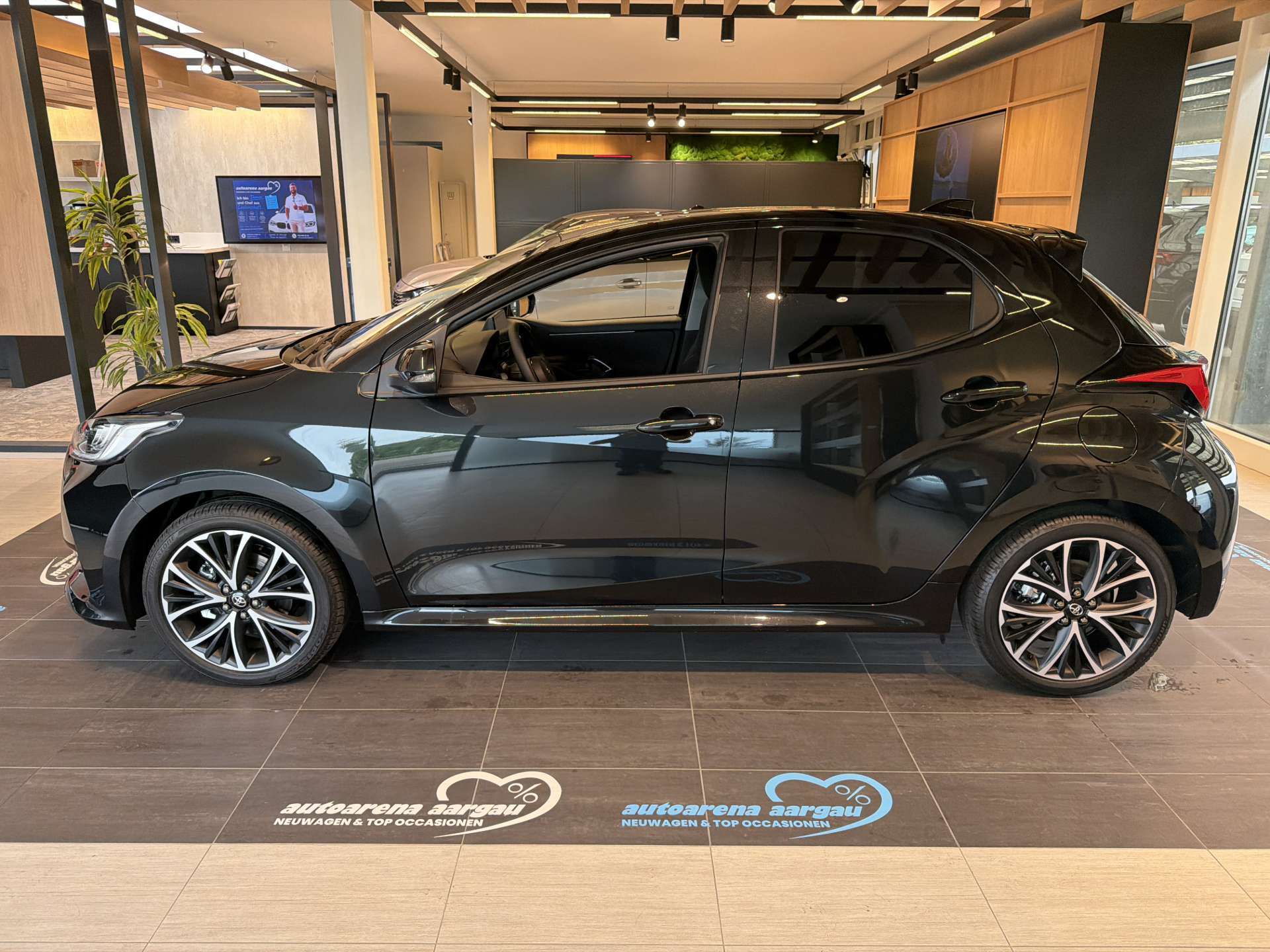 TOYOTA Yaris 1.5 Active Plus+ e-CVT Automat-image-13