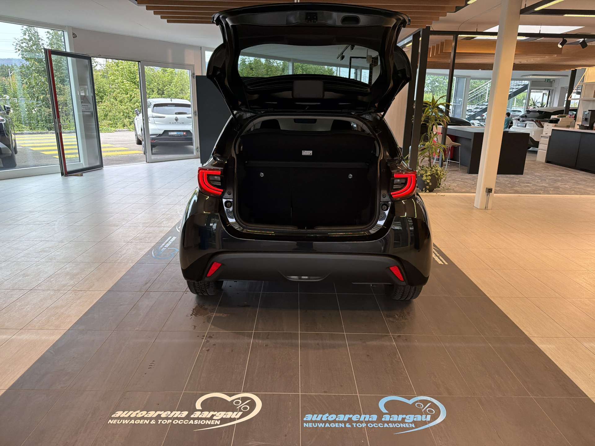TOYOTA Yaris 1.5 Active Plus+ e-CVT Automat-image-7