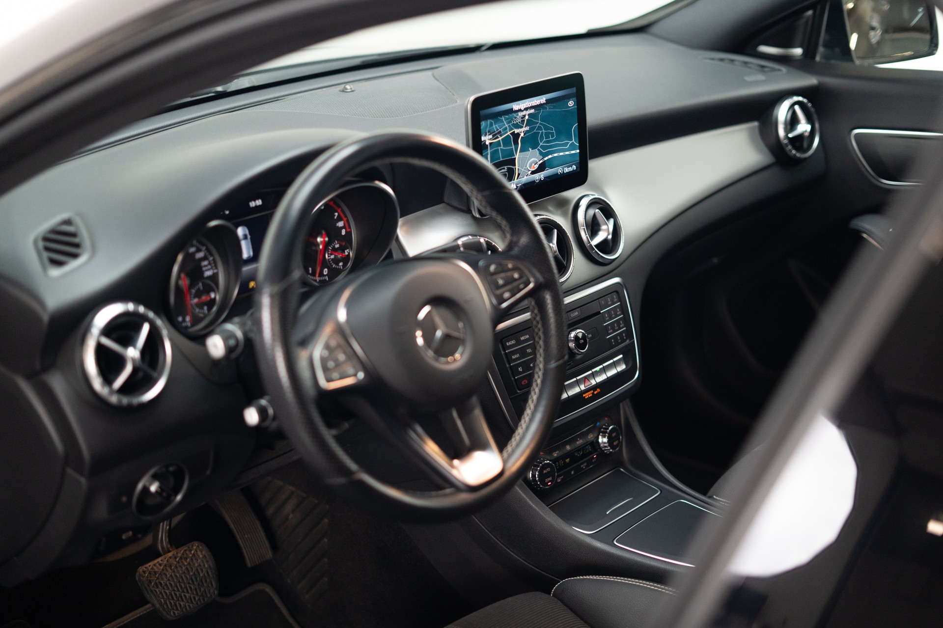 MERCEDES-BENZ CLA 250 Urban Shooting Brake / CH-Fahrzeug / Rückfahrkamera / el.Heckklappe-image-9
