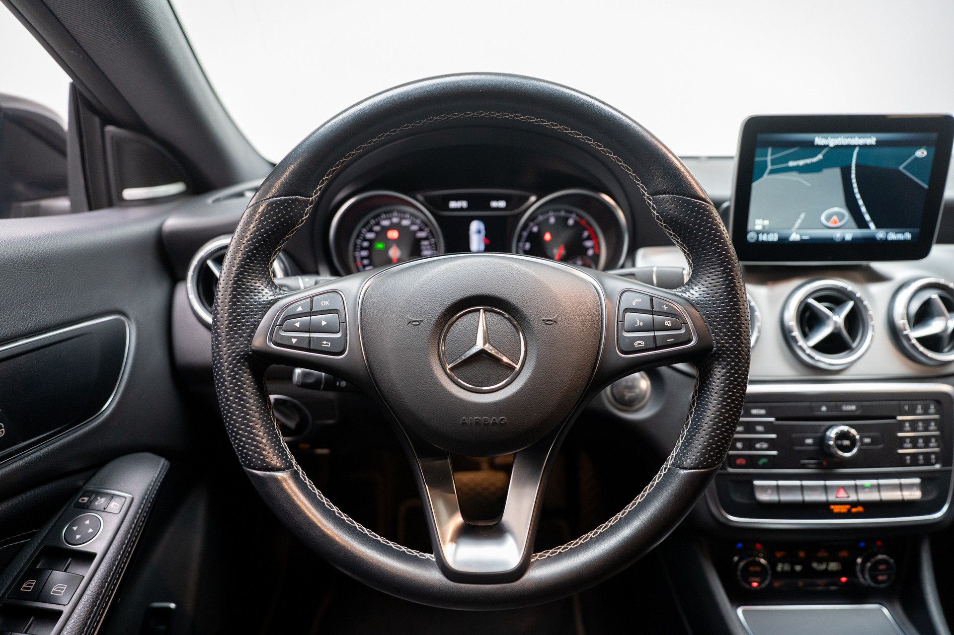 MERCEDES-BENZ CLA 250 Urban Shooting Brake / CH-Fahrzeug / Rückfahrkamera / el.Heckklappe-image-17