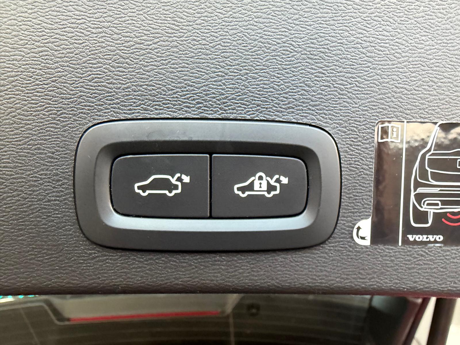VOLVO XC40 T5 TwE R-Design DCT - Toit ouvrant - Caméra 360-image-25