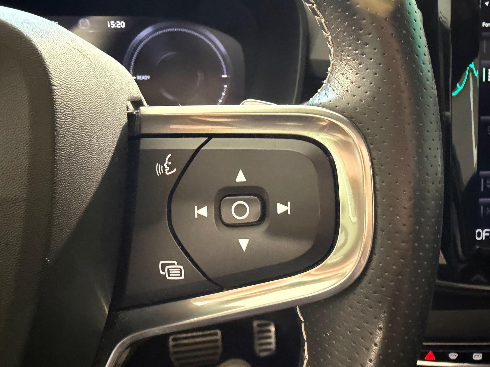 VOLVO XC40 T5 TwE R-Design DCT - Toit ouvrant - Caméra 360-image-20