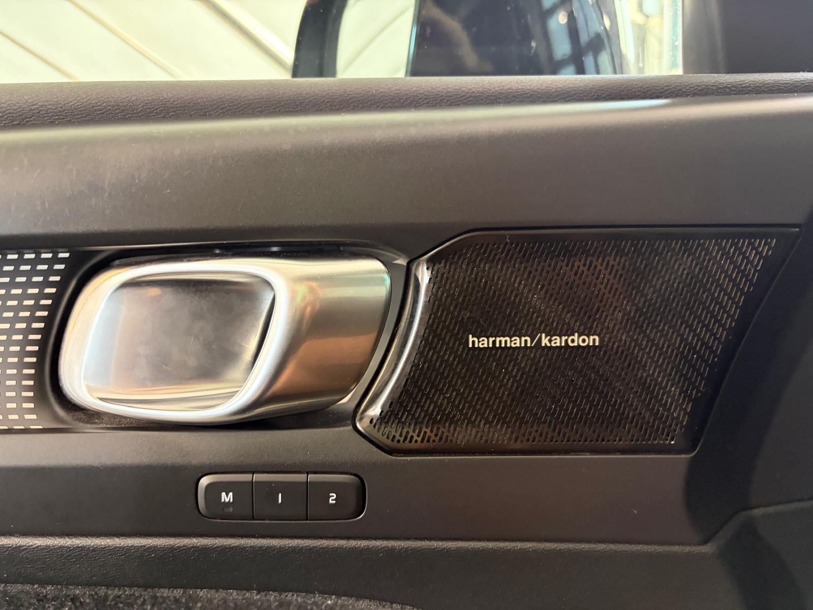 VOLVO XC40 T5 TwE R-Design DCT - Toit ouvrant - Caméra 360-image-12