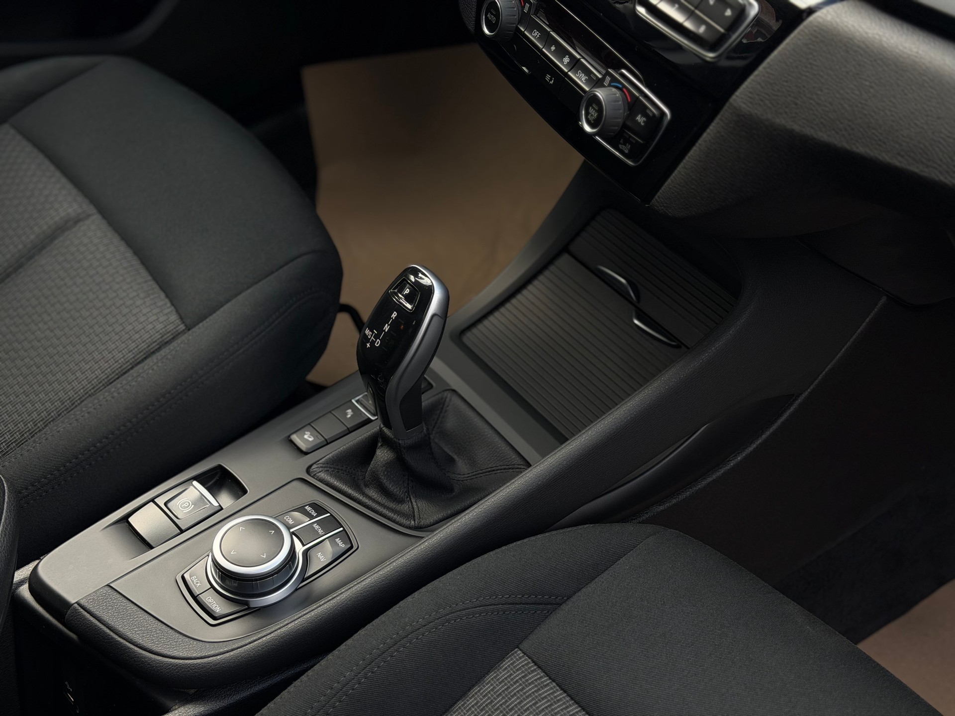 BMW X1 xDrive 18d Essential Edition Steptronic-image-13