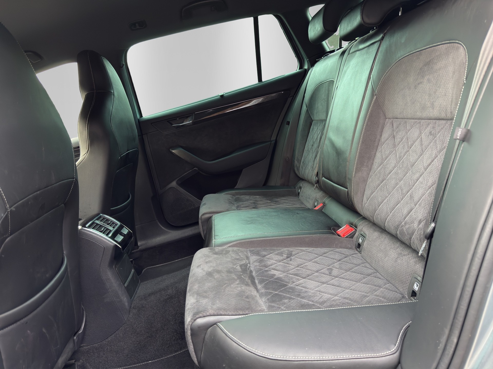 SKODA Superb Combi 2.0 TSI SportLine+ DSG 4x4-image-14