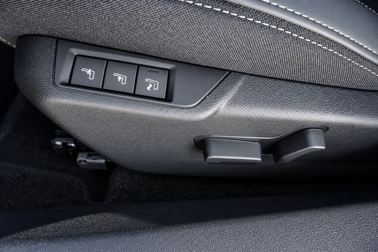 PEUGEOT 208 e-GT-image-9