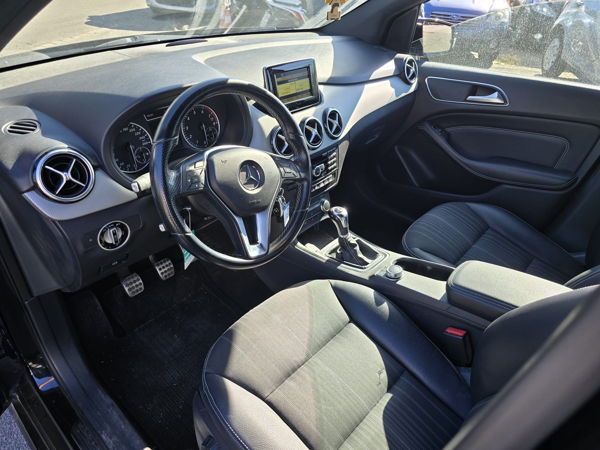 MERCEDES-BENZ B 180 Active Edition-image-14