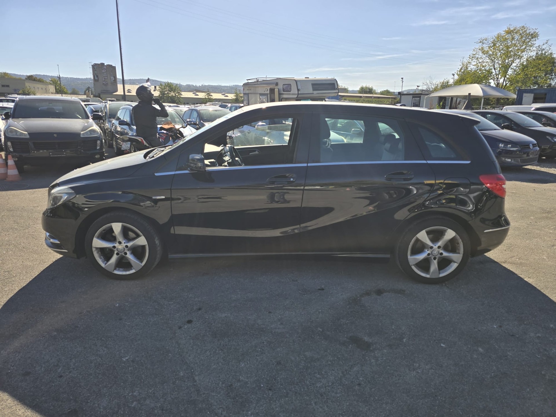 MERCEDES-BENZ B 180 Active Edition-image-8