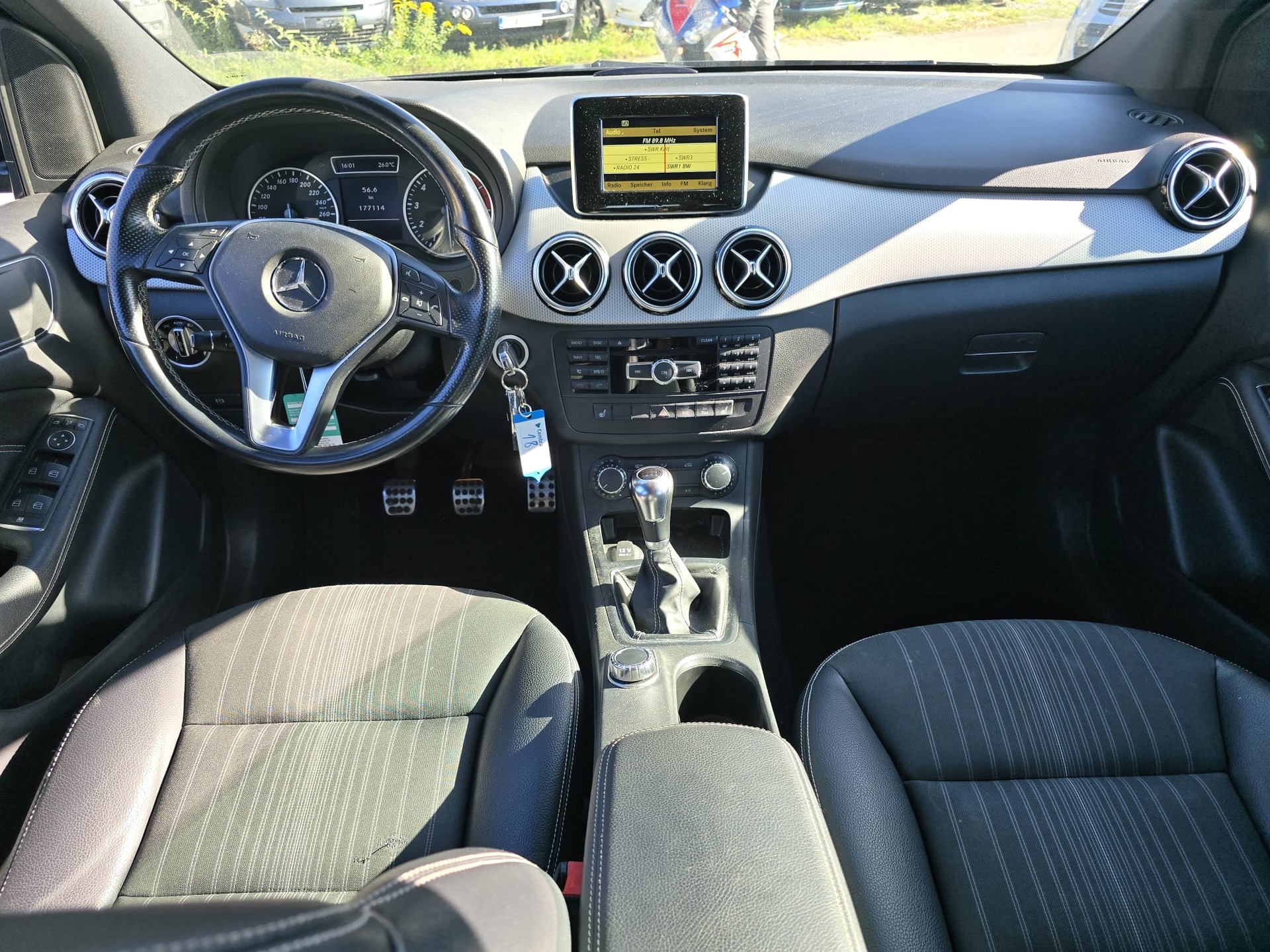 MERCEDES-BENZ B 180 Active Edition-image-13
