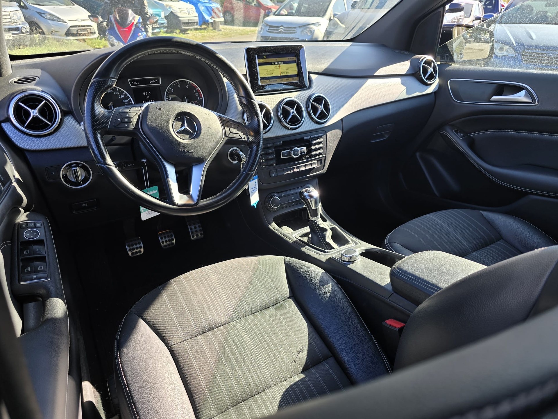 MERCEDES-BENZ B 180 Active Edition-image-12
