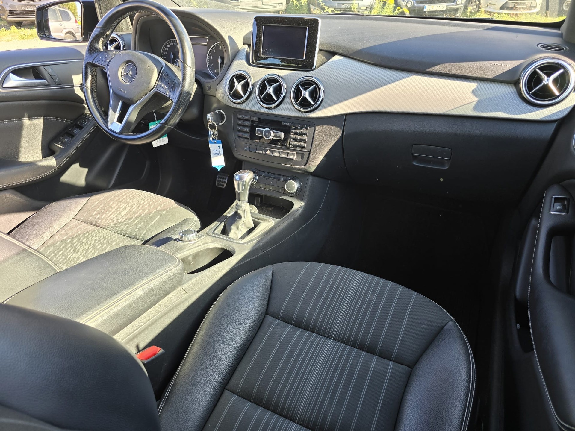 MERCEDES-BENZ B 180 Active Edition-image-10