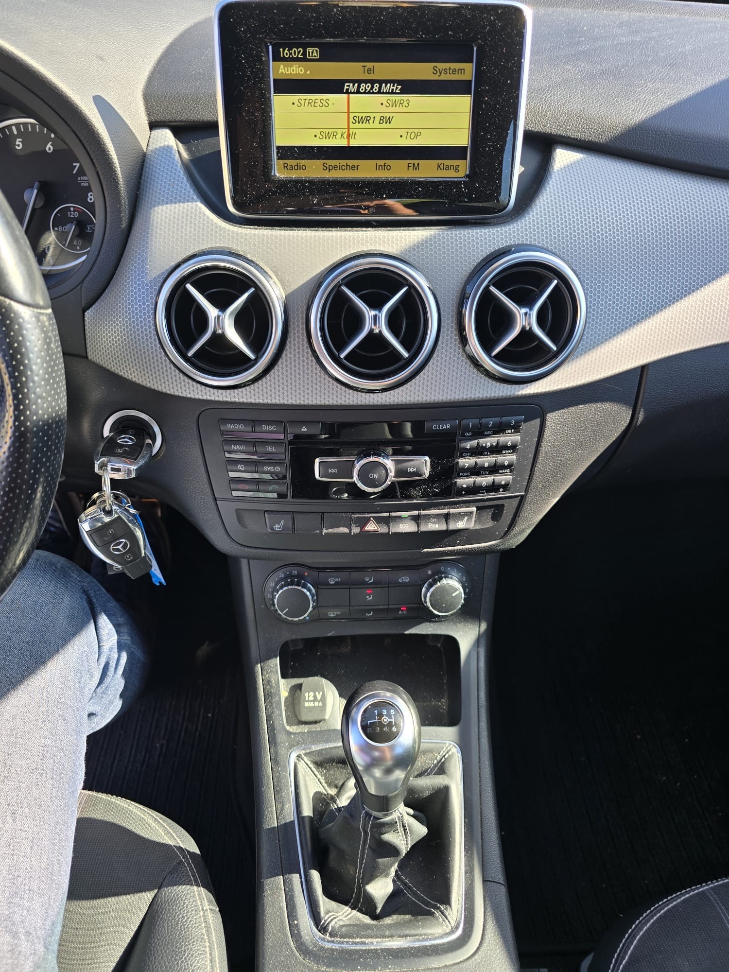 MERCEDES-BENZ B 180 Active Edition-image-11