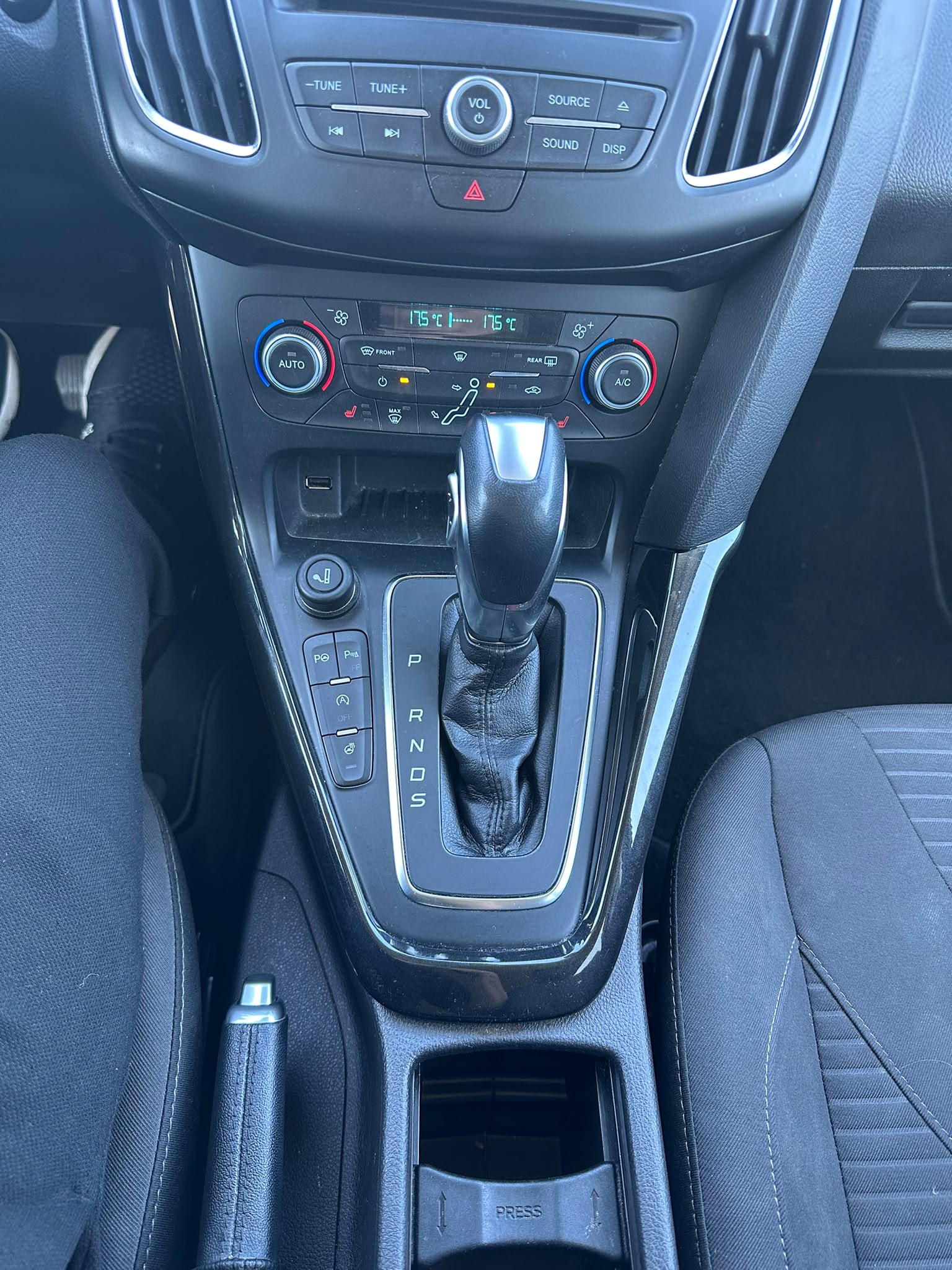 FORD Focus 1.0 SCTi Titanium Automatic-image-19