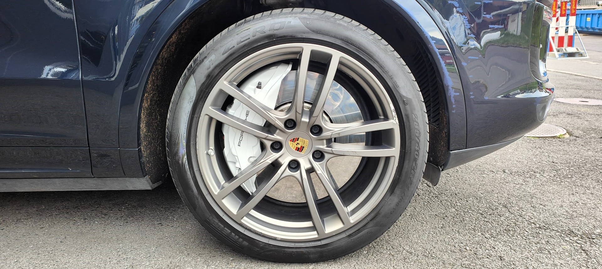 PORSCHE Cayenne Turbo-image-19