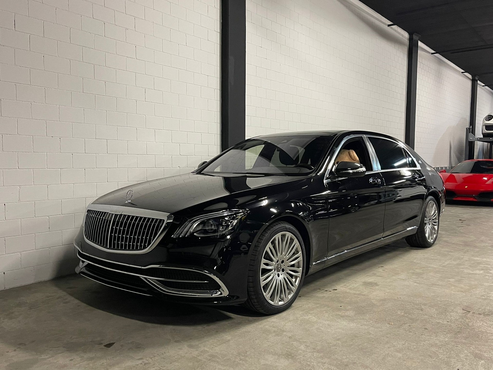 MERCEDES-BENZ S 560 Maybach 4Matic 9G-Tronic-showroom-element-1