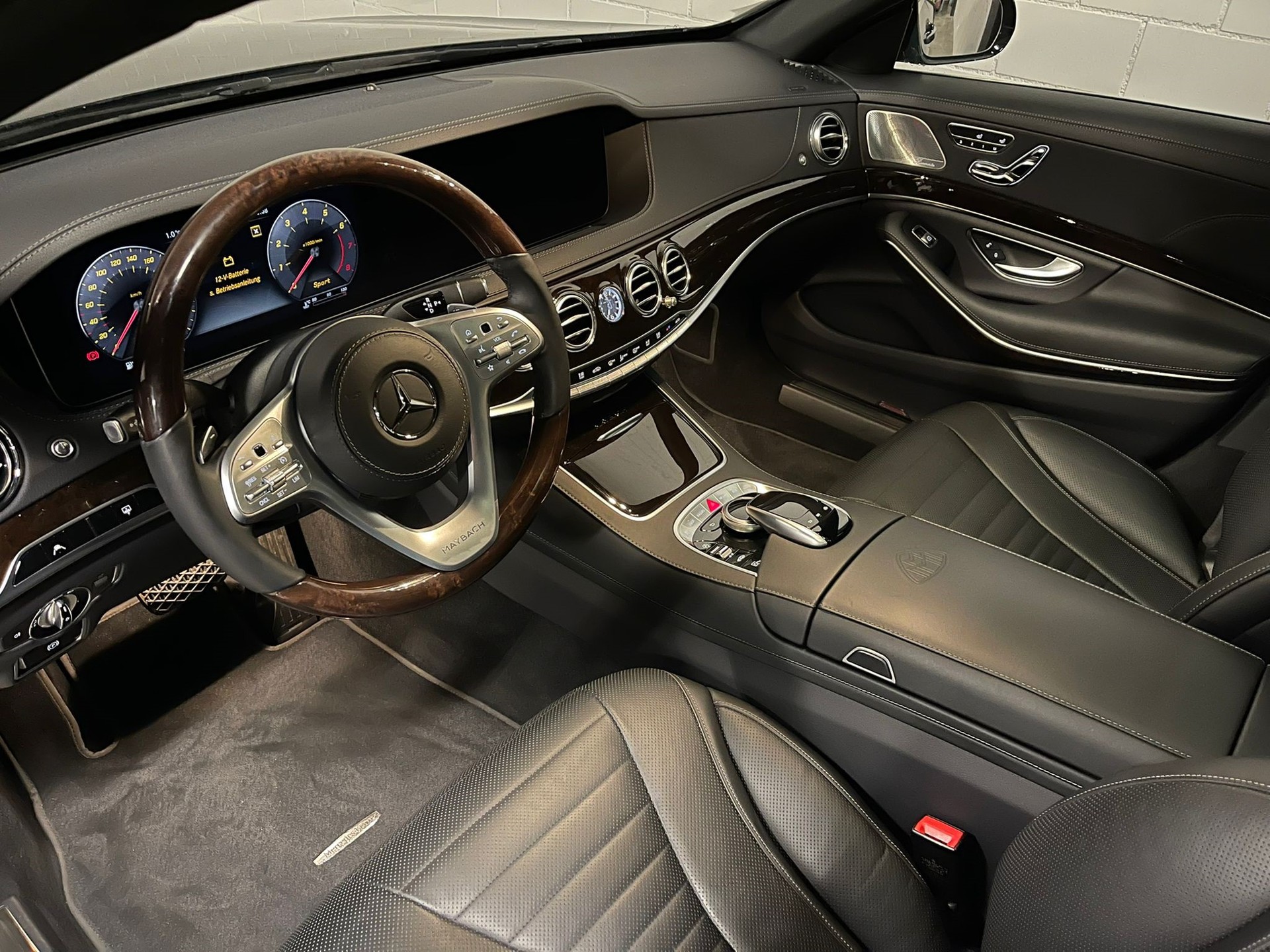 MERCEDES-BENZ S 560 Maybach 4Matic 9G-Tronic-image-4