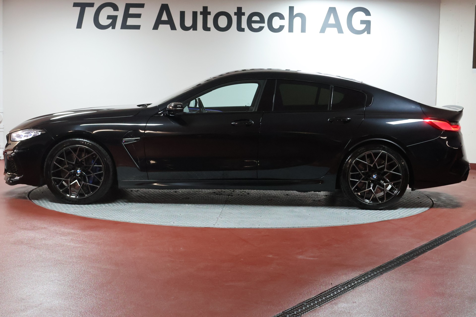 BMW M8 xDrive M Competition Steptronic-image-3