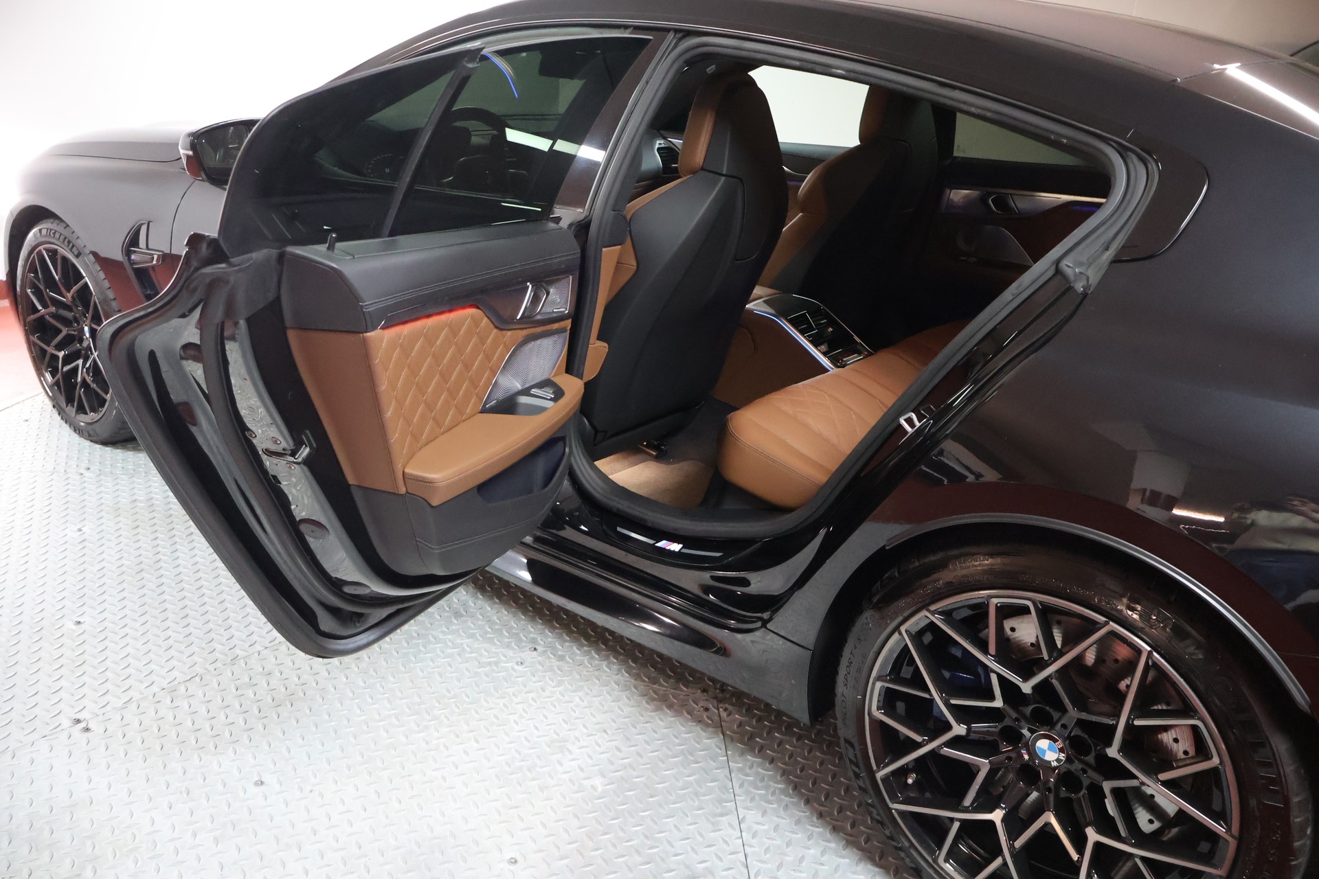 BMW M8 xDrive M Competition Steptronic-image-15