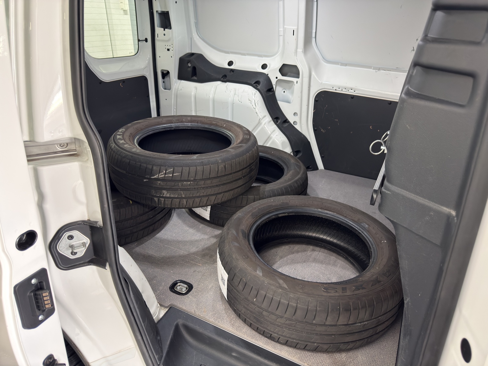 VW Caddy Cargo 2.0TDI-image-11