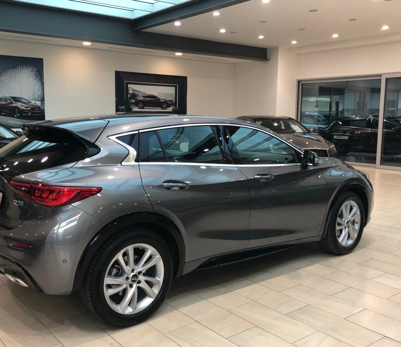 INFINITI Q30 1.6t Luxe Tech FWD DCT-image-1