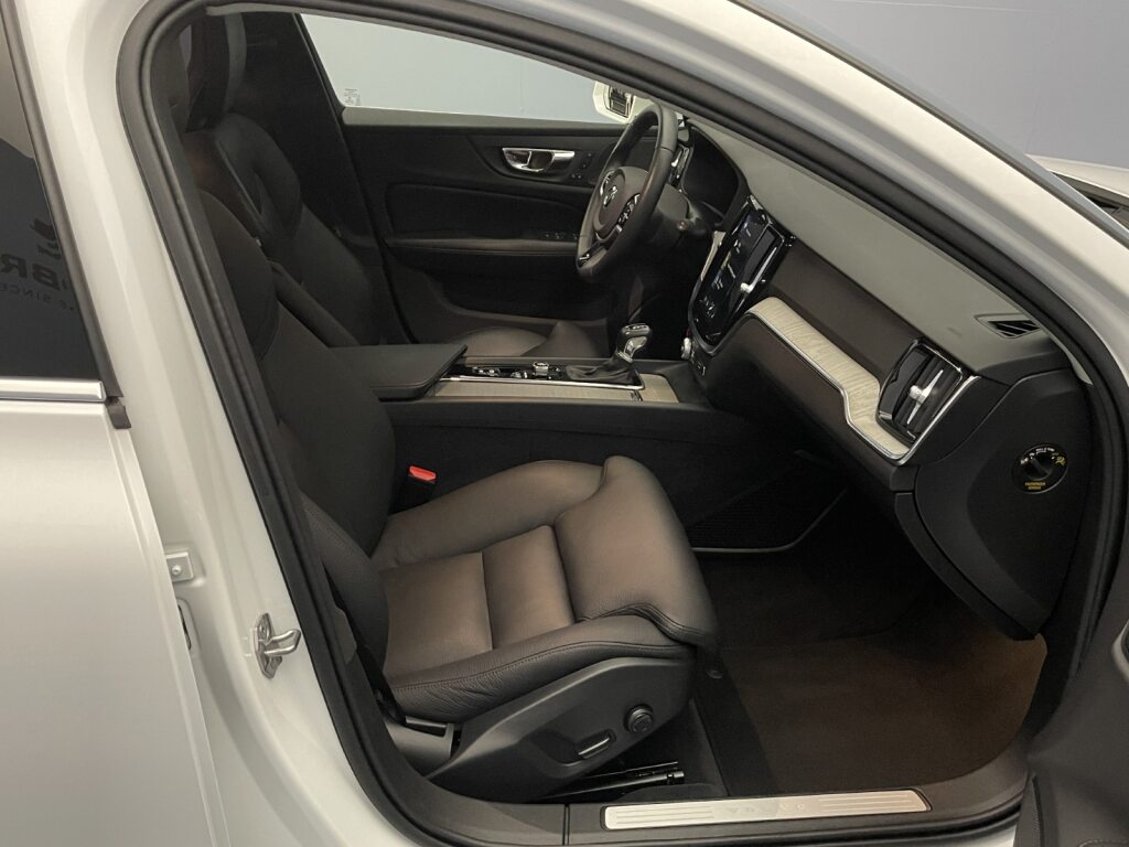 VOLVO V60 2.0 D4 Inscription AWD-image-9