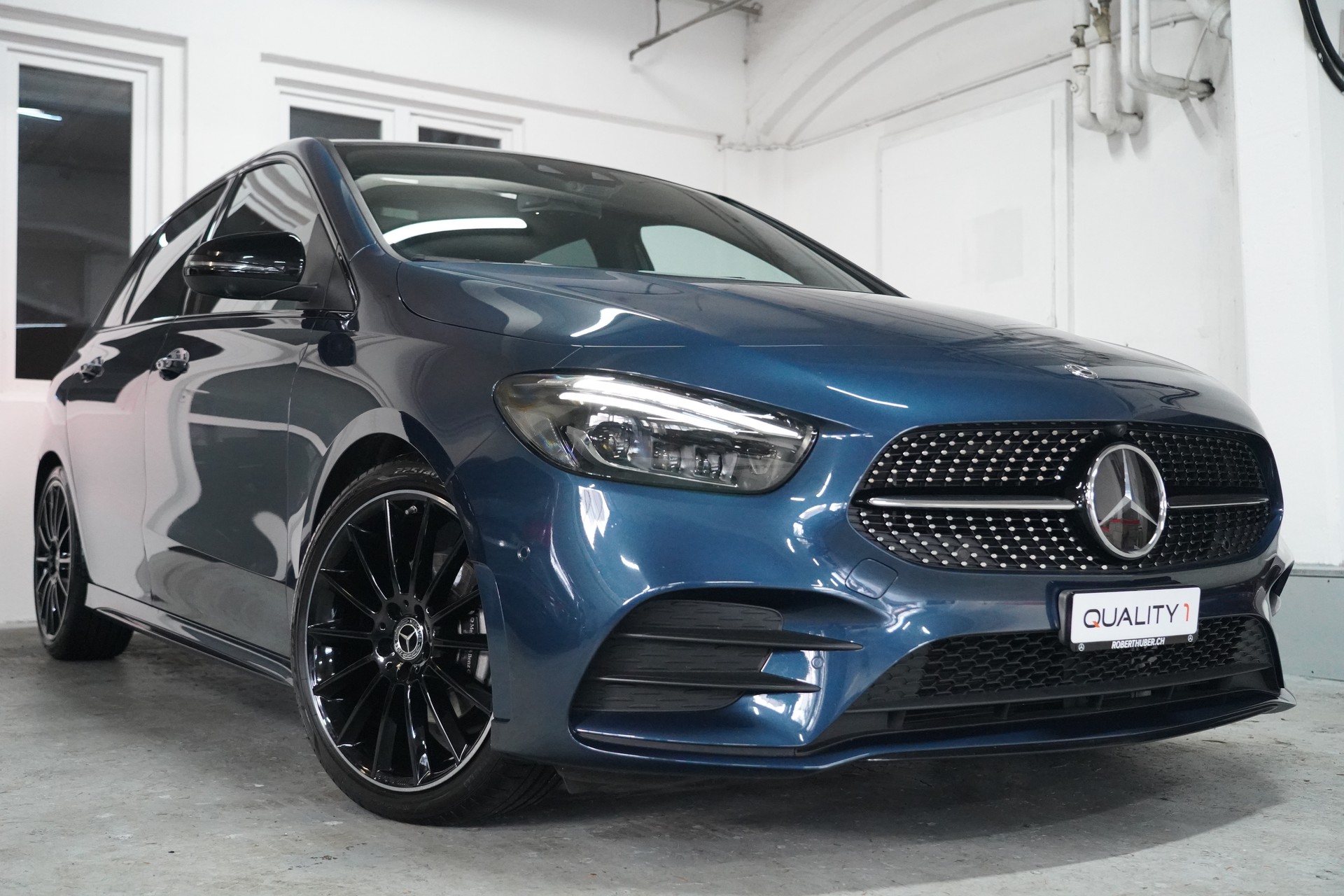 MERCEDES-BENZ B 200 d AMG Line 8G-DCT-image-1