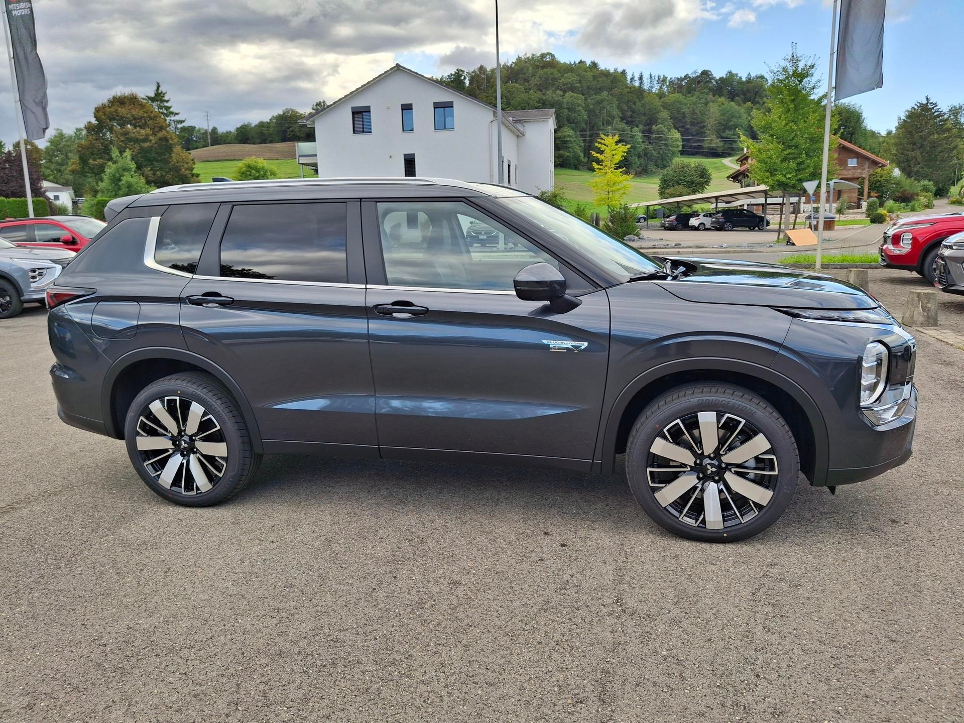 MITSUBISHI Outlander 2.4 PHEV Intense 4WD Automatic-image-2