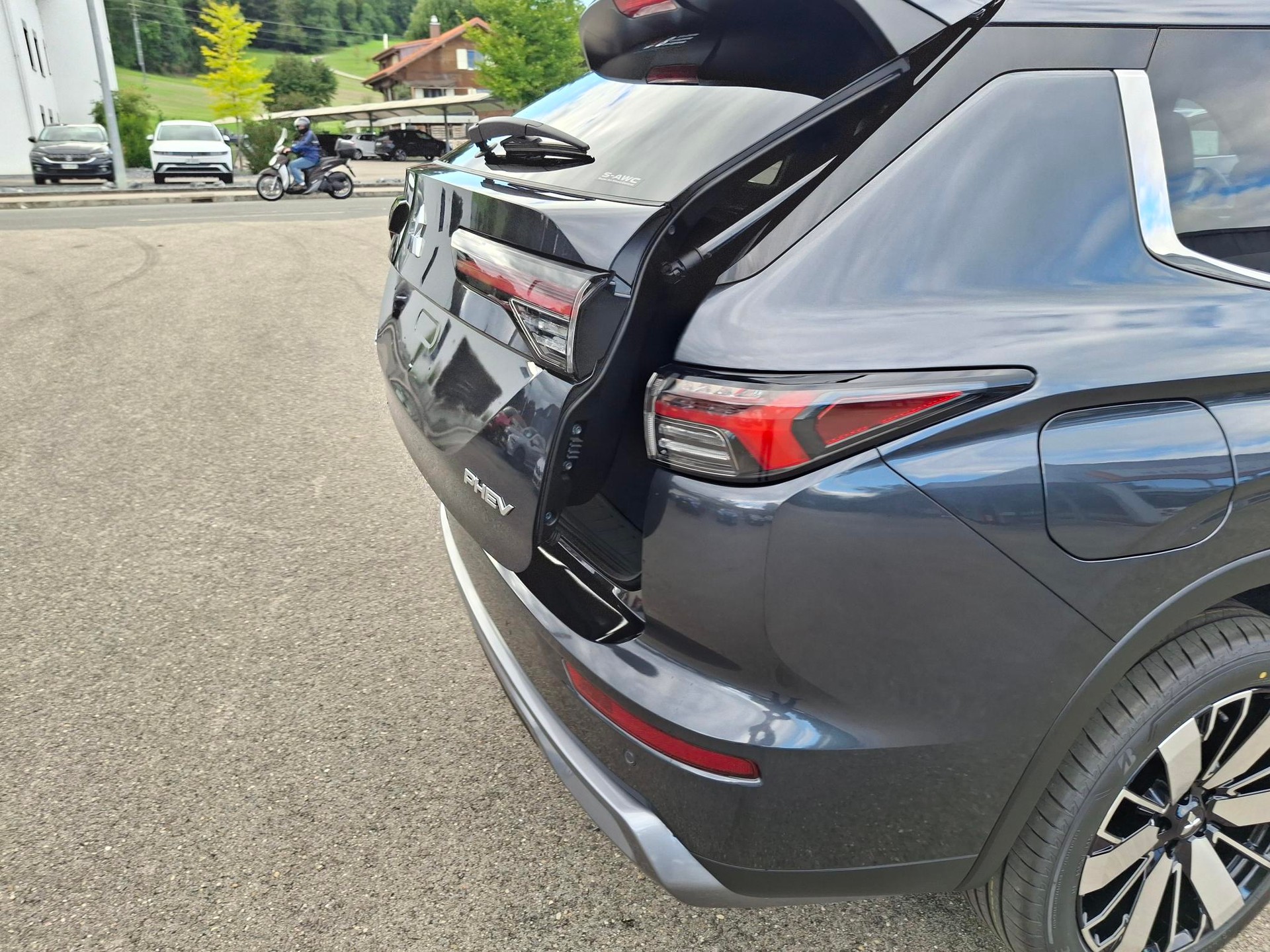 MITSUBISHI Outlander 2.4 PHEV Intense 4WD Automatic-image-10