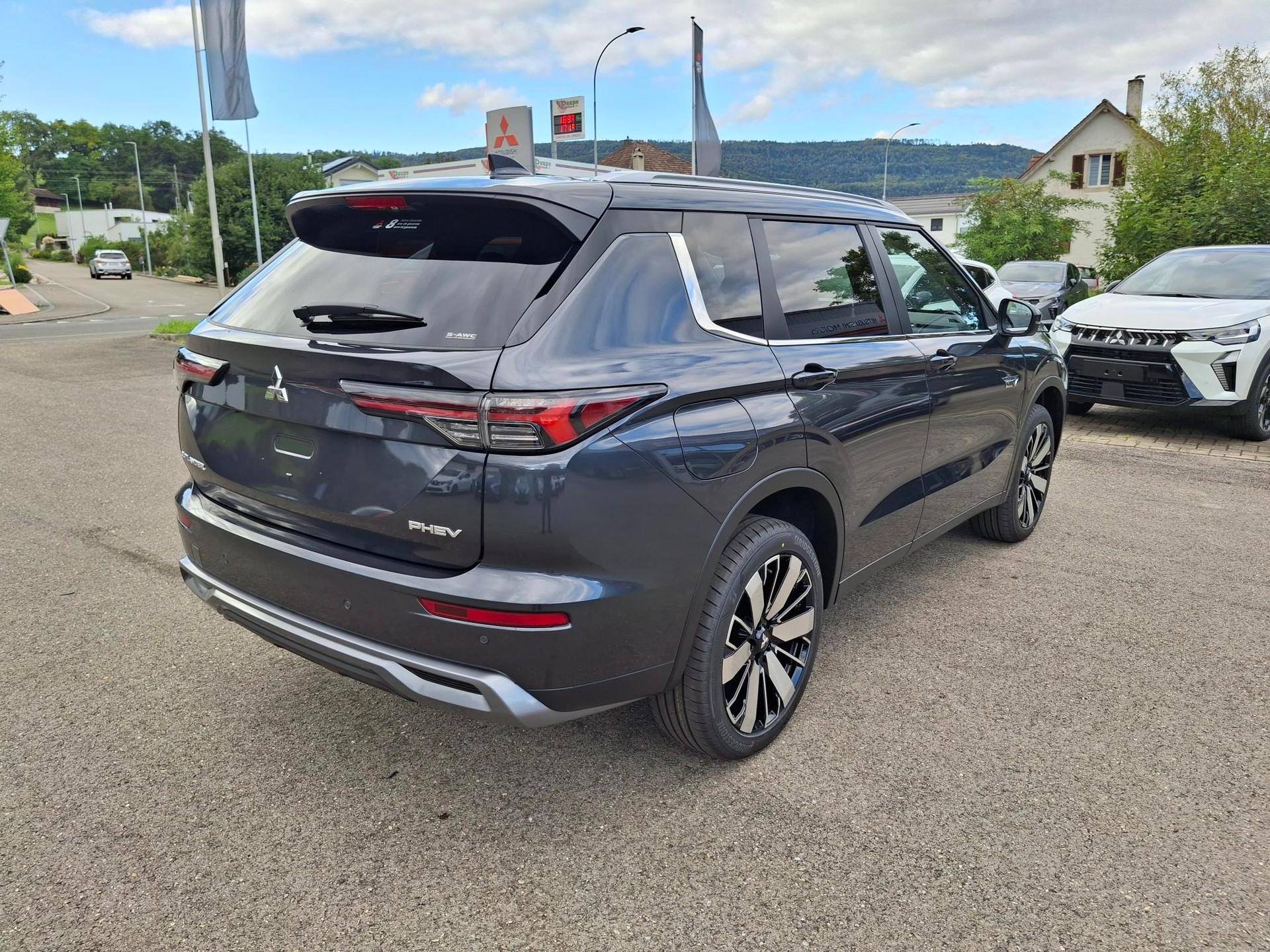 MITSUBISHI Outlander 2.4 PHEV Intense 4WD Automatic-image-3