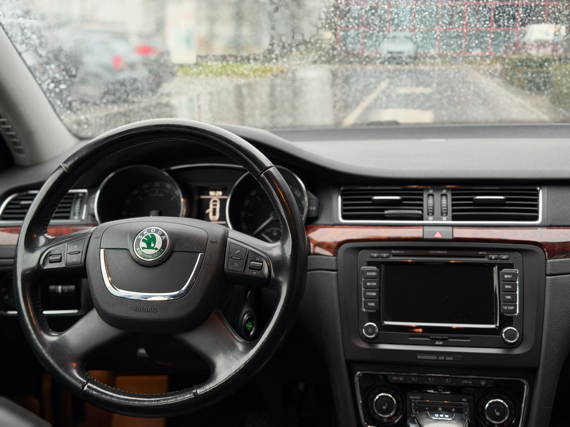 SKODA Superb Combi 2.0 TDi Elegance DSG-image-9
