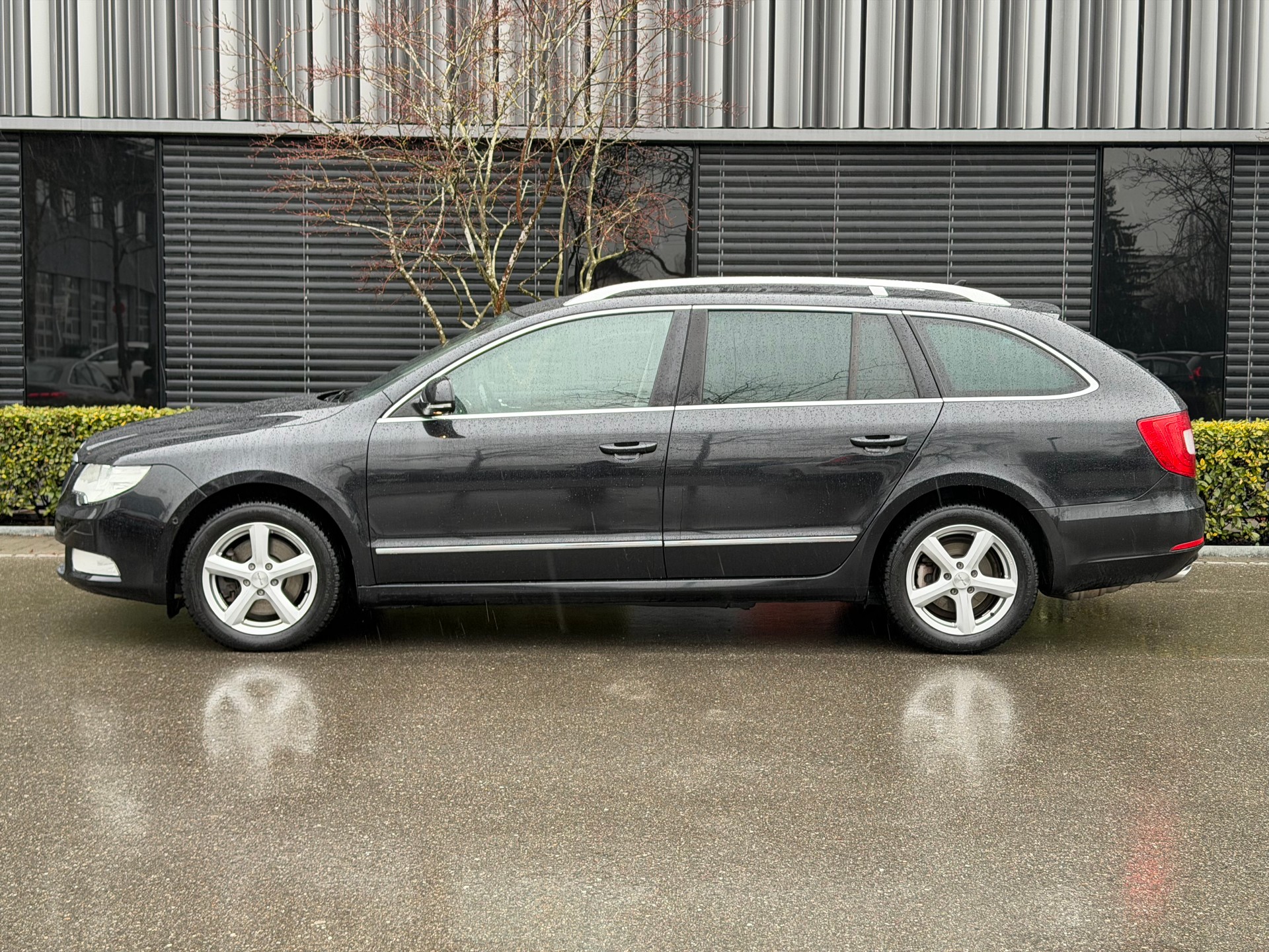 SKODA Superb Combi 2.0 TDi Elegance DSG-image-2