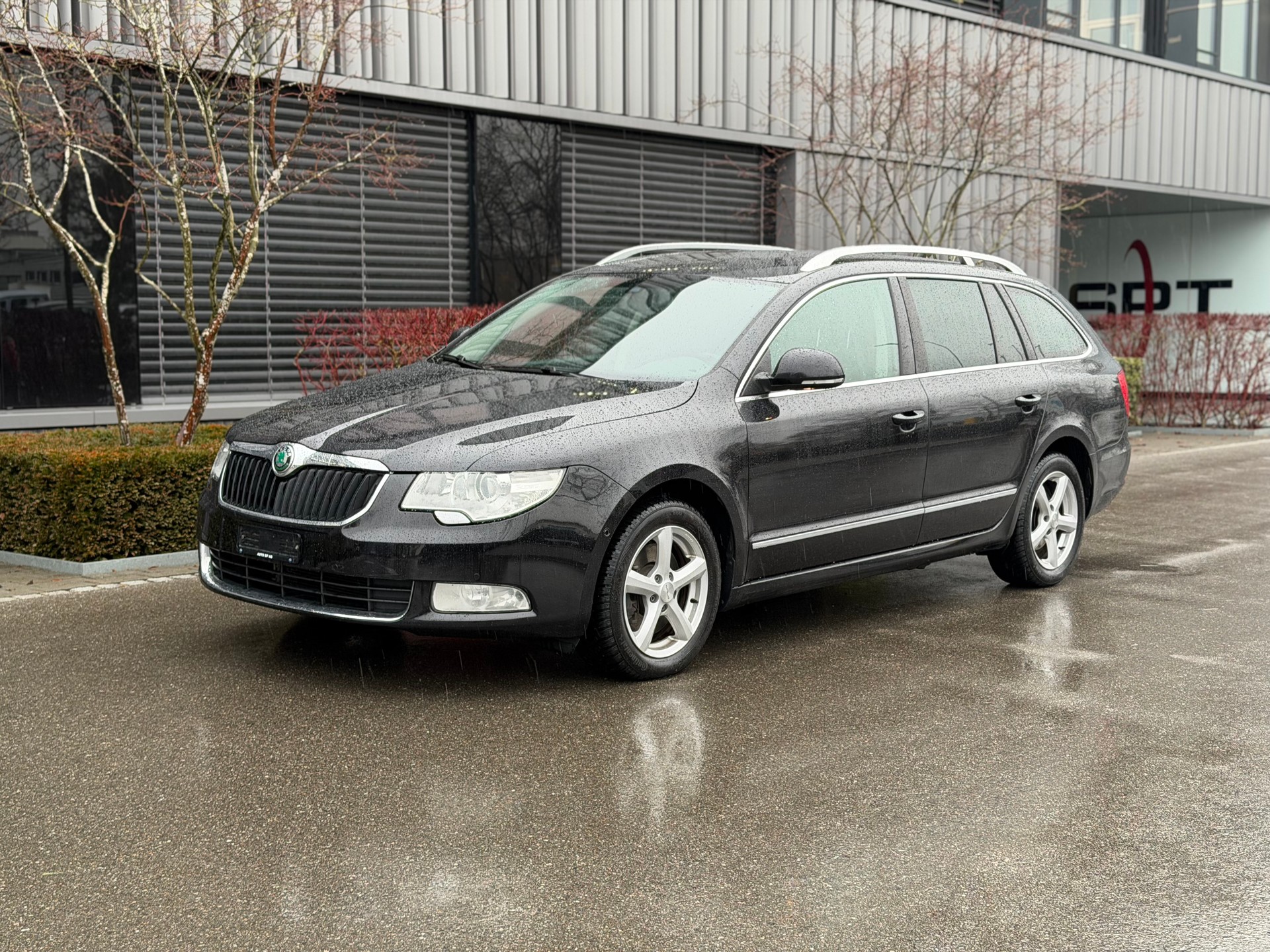 SKODA Superb Combi 2.0 TDi Elegance DSG-image-0