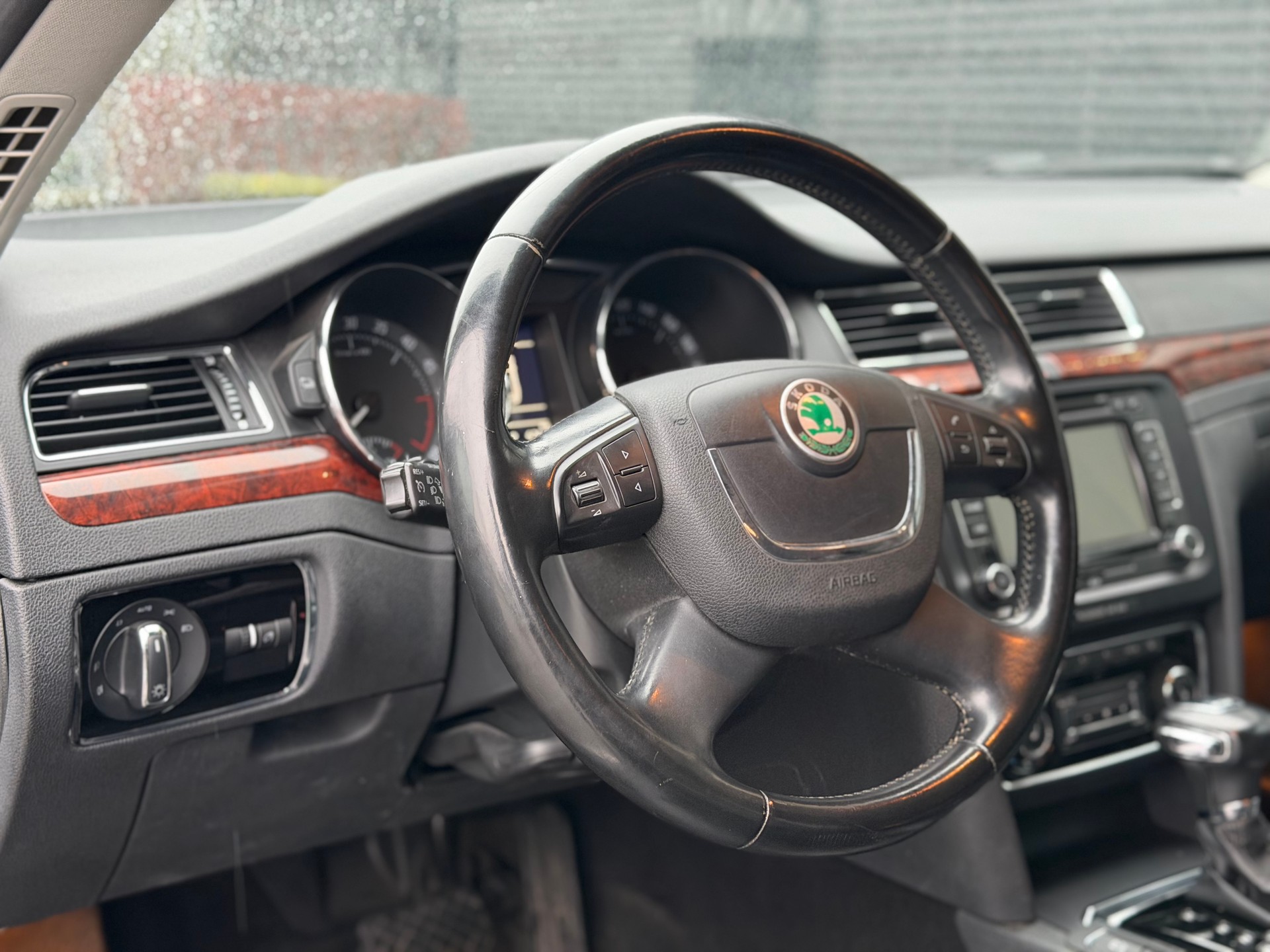 SKODA Superb Combi 2.0 TDi Elegance DSG-image-11