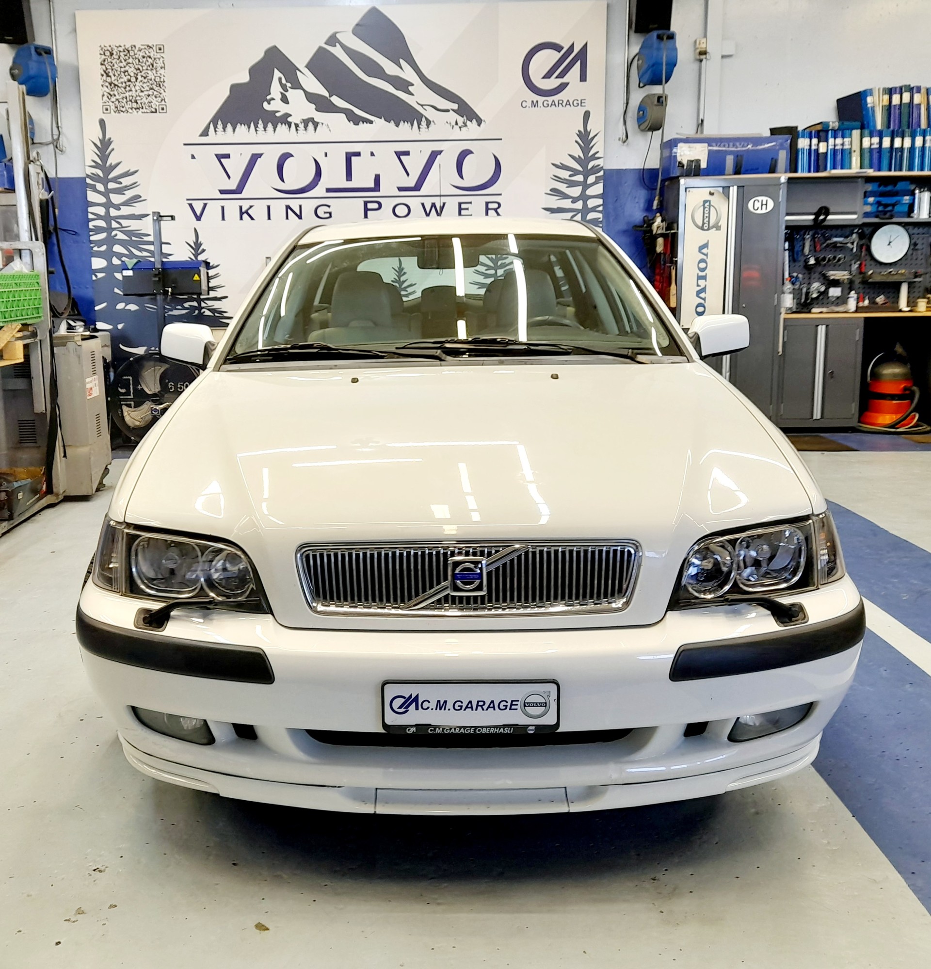 VOLVO V40 2.0T Elegance Edition-image-1