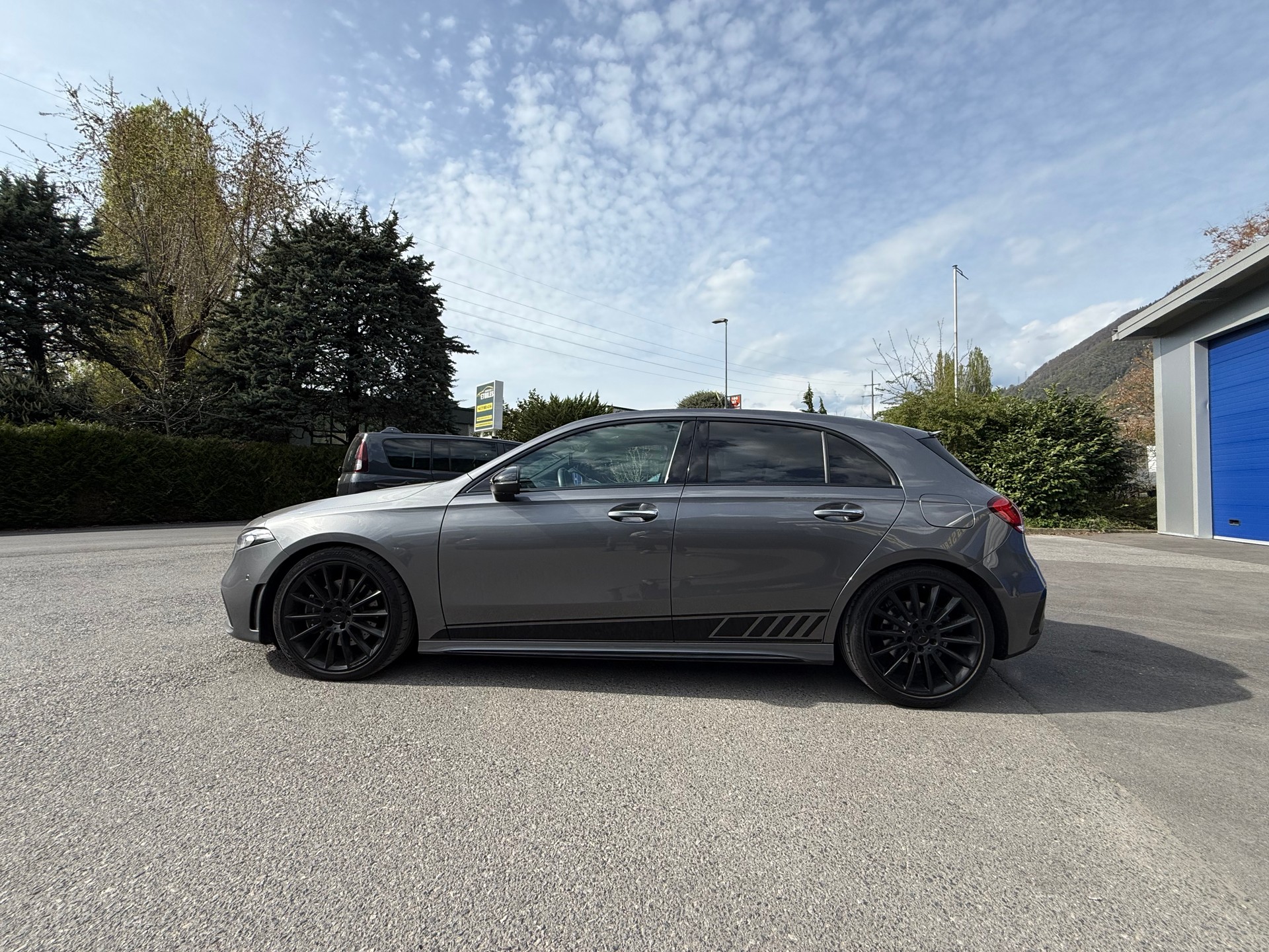 MERCEDES-BENZ A 220 AMG Line 7G-DCT-image-3