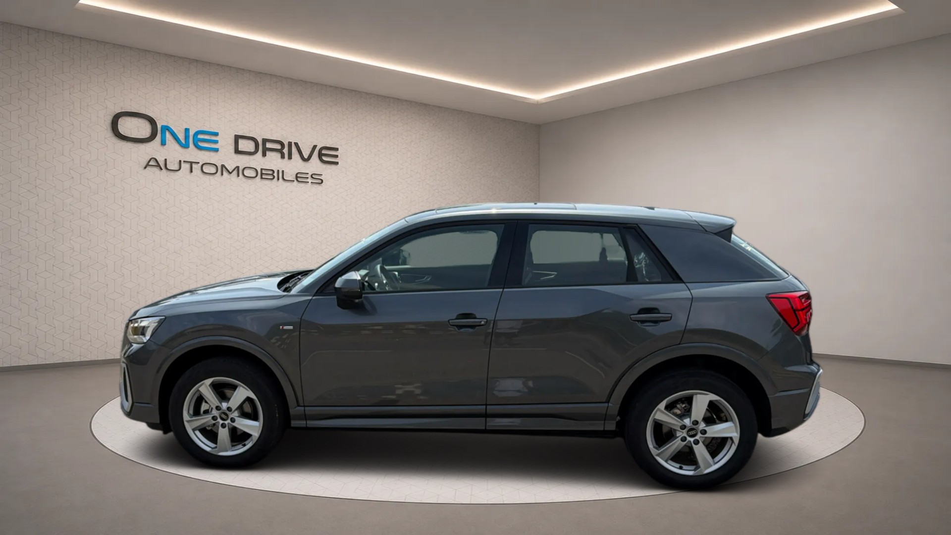 AUDI Q2 35 TFSI S line S-tronic PANORAMIQUE-image-4