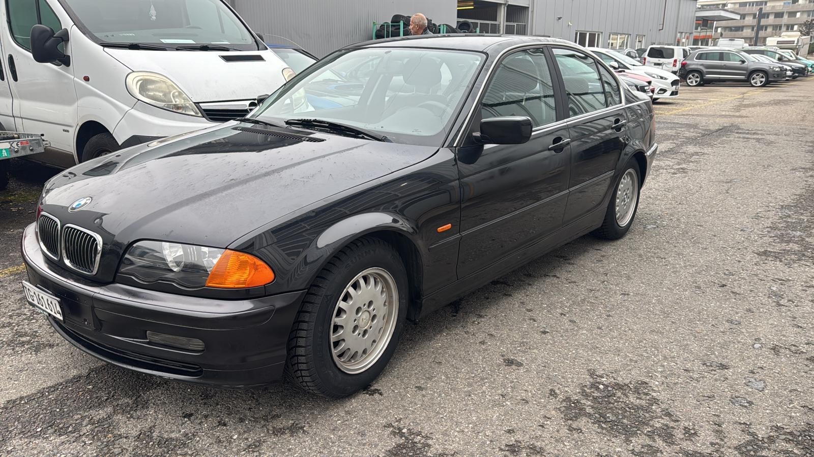 BMW 323i-image-5