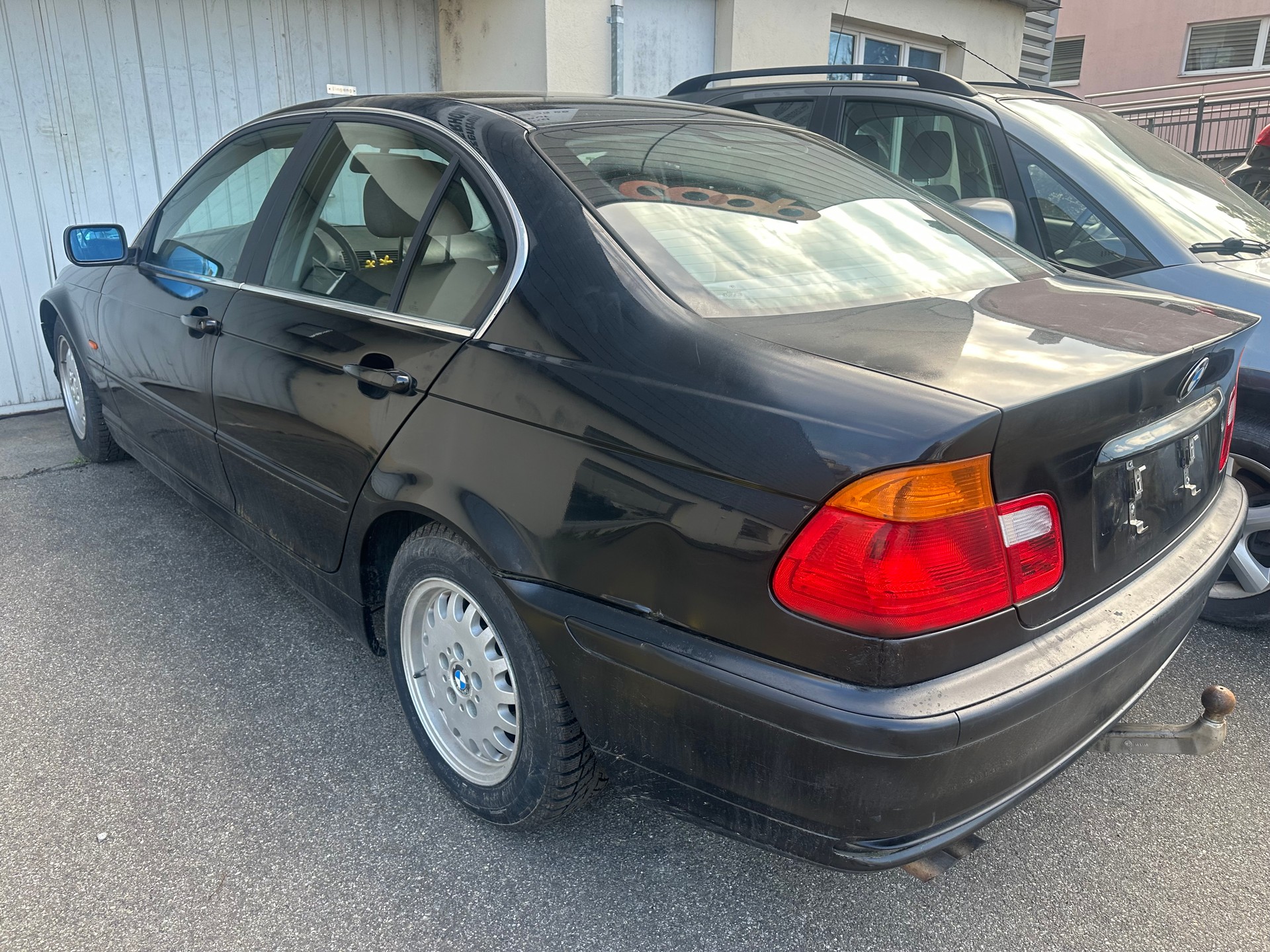 BMW 323i-image-1