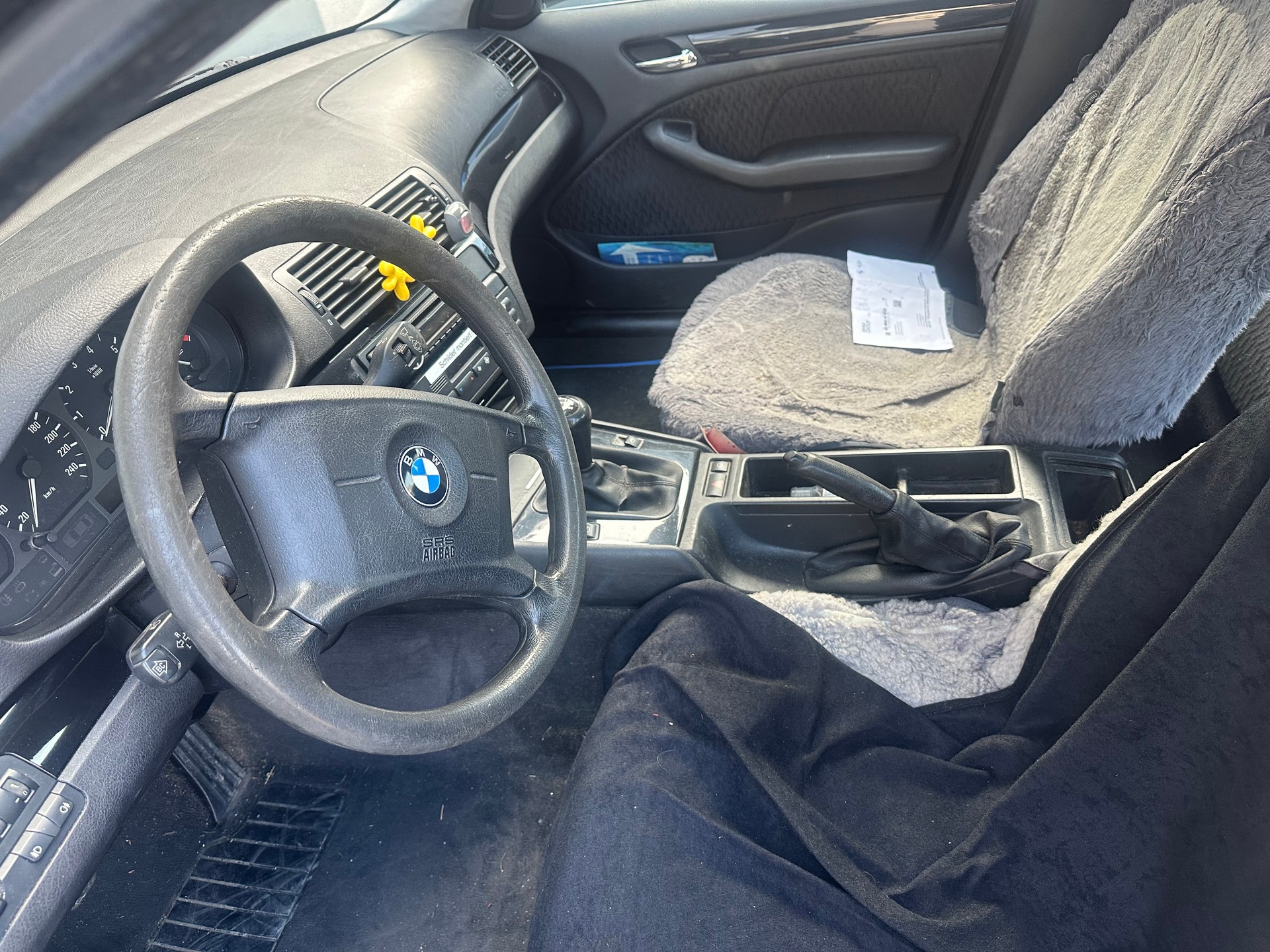 BMW 323i-image-3