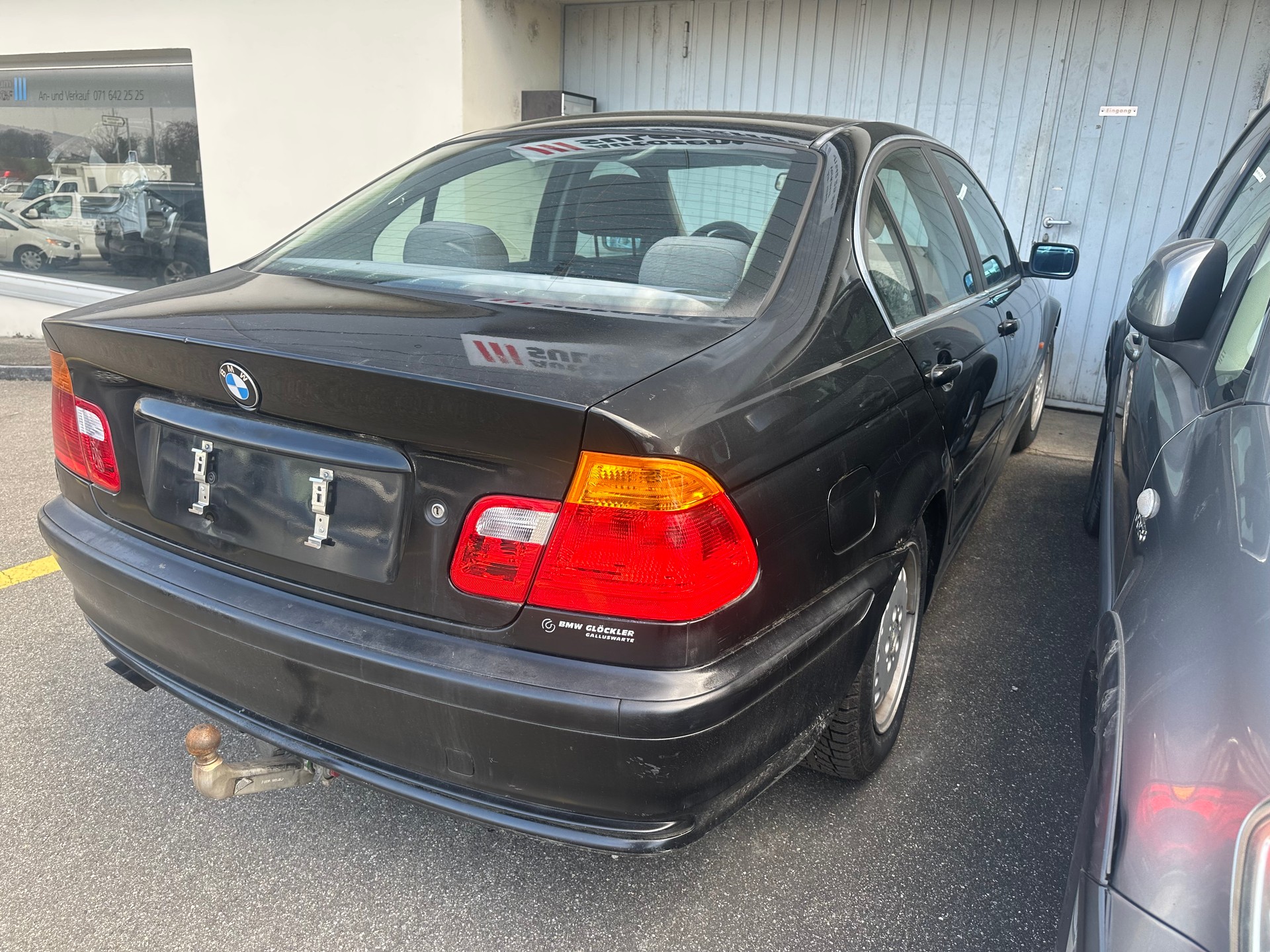 BMW 323i-image-2