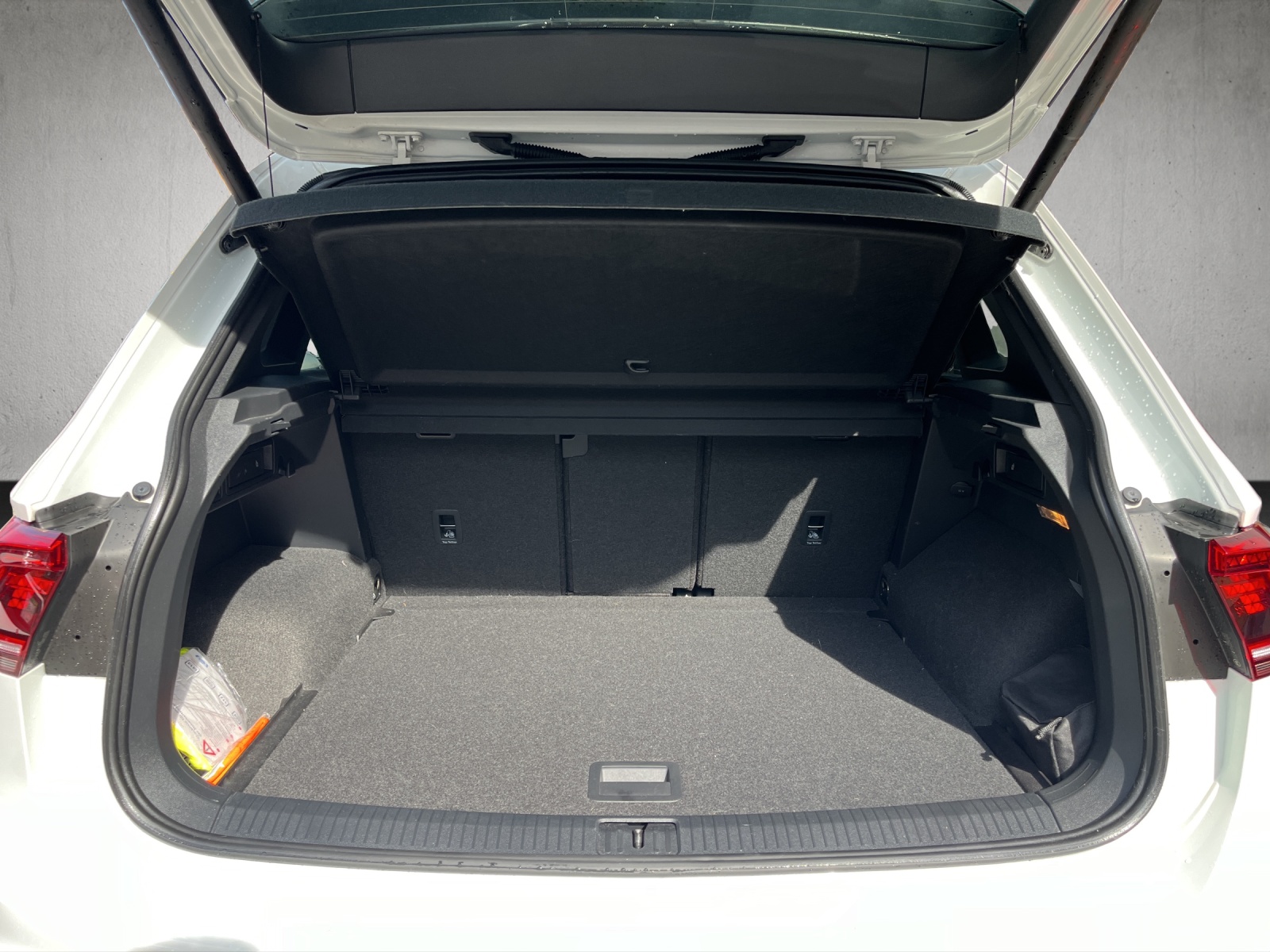 VW Tiguan 2.0 TDI SCR R-Line 4Motion DSG-image-7
