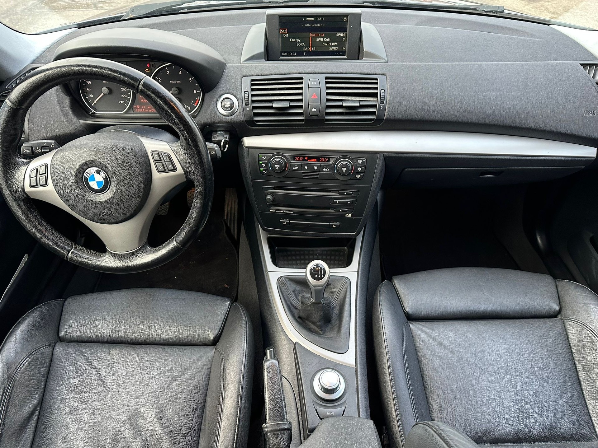 BMW 120i-image-15
