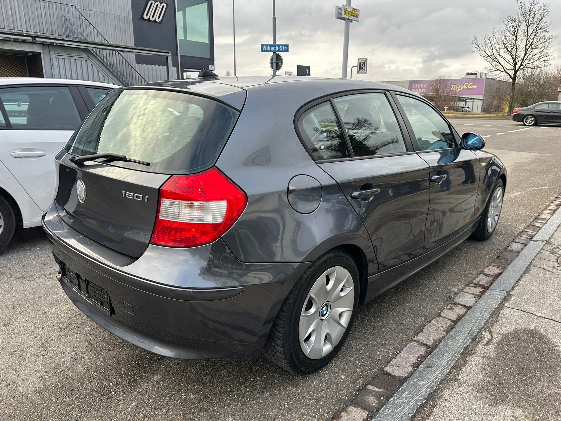 BMW 120i-image-5