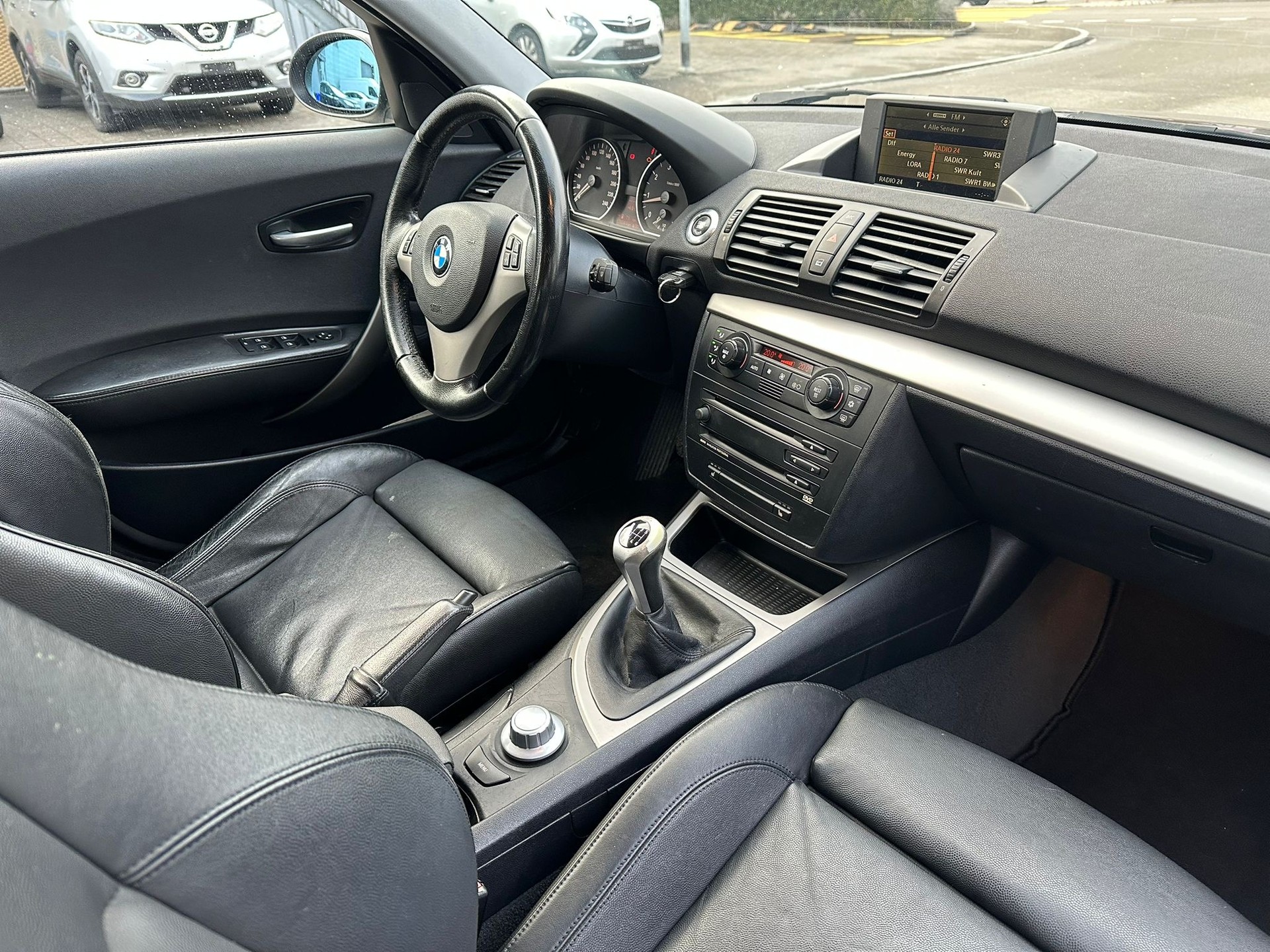 BMW 120i-image-12