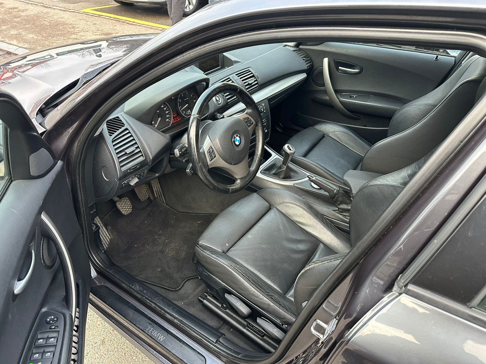 BMW 120i-image-7