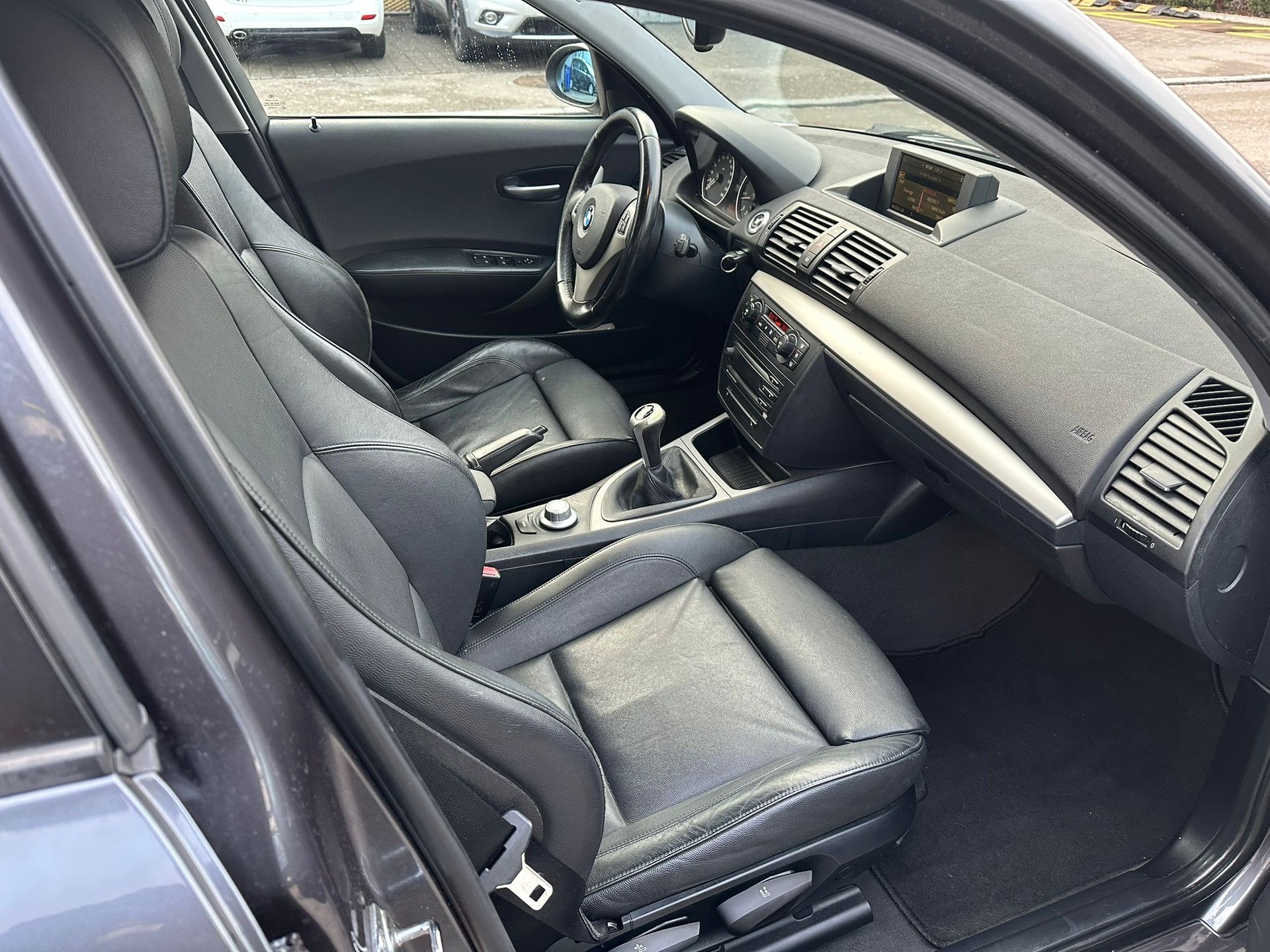 BMW 120i-image-10