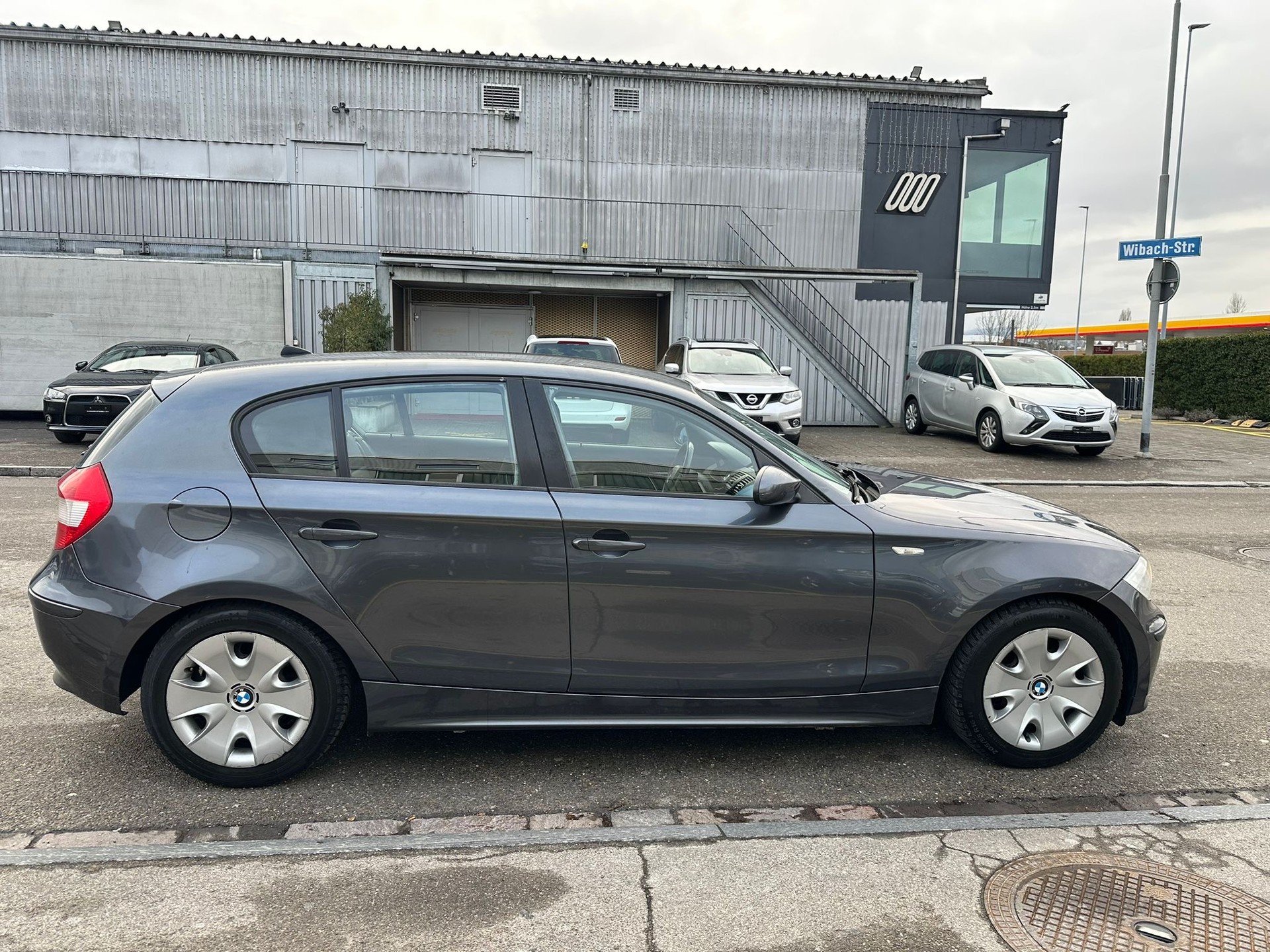 BMW 120i-image-4