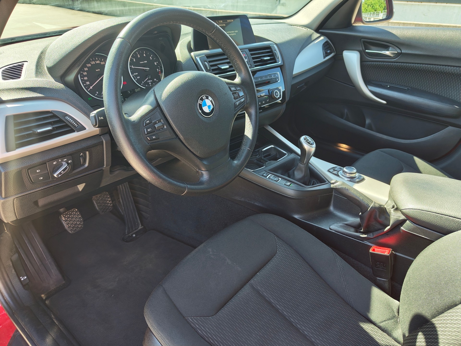 BMW 118i-image-8