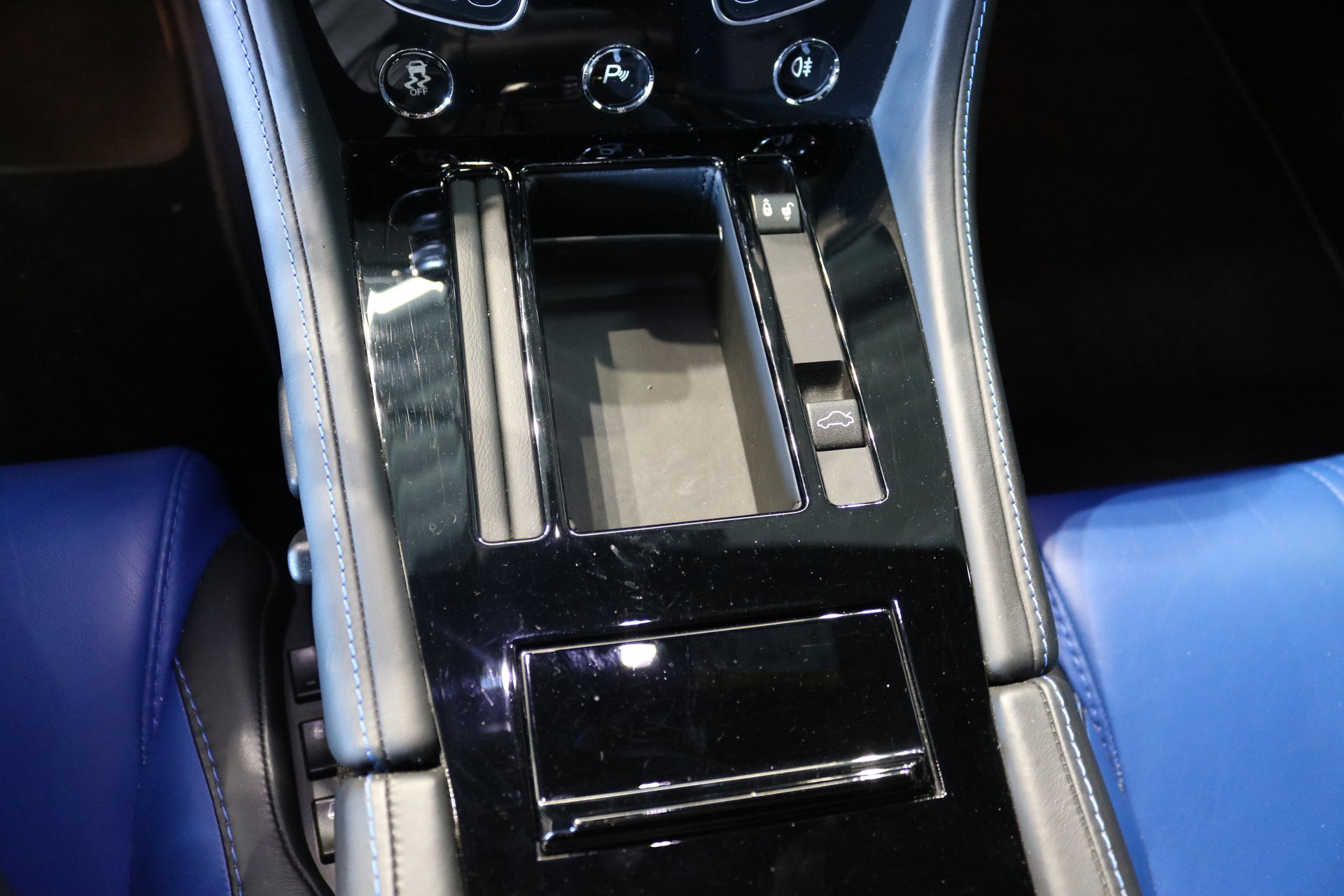 ASTON MARTIN V8 Vantage 4.7 S Sportshift-image-37