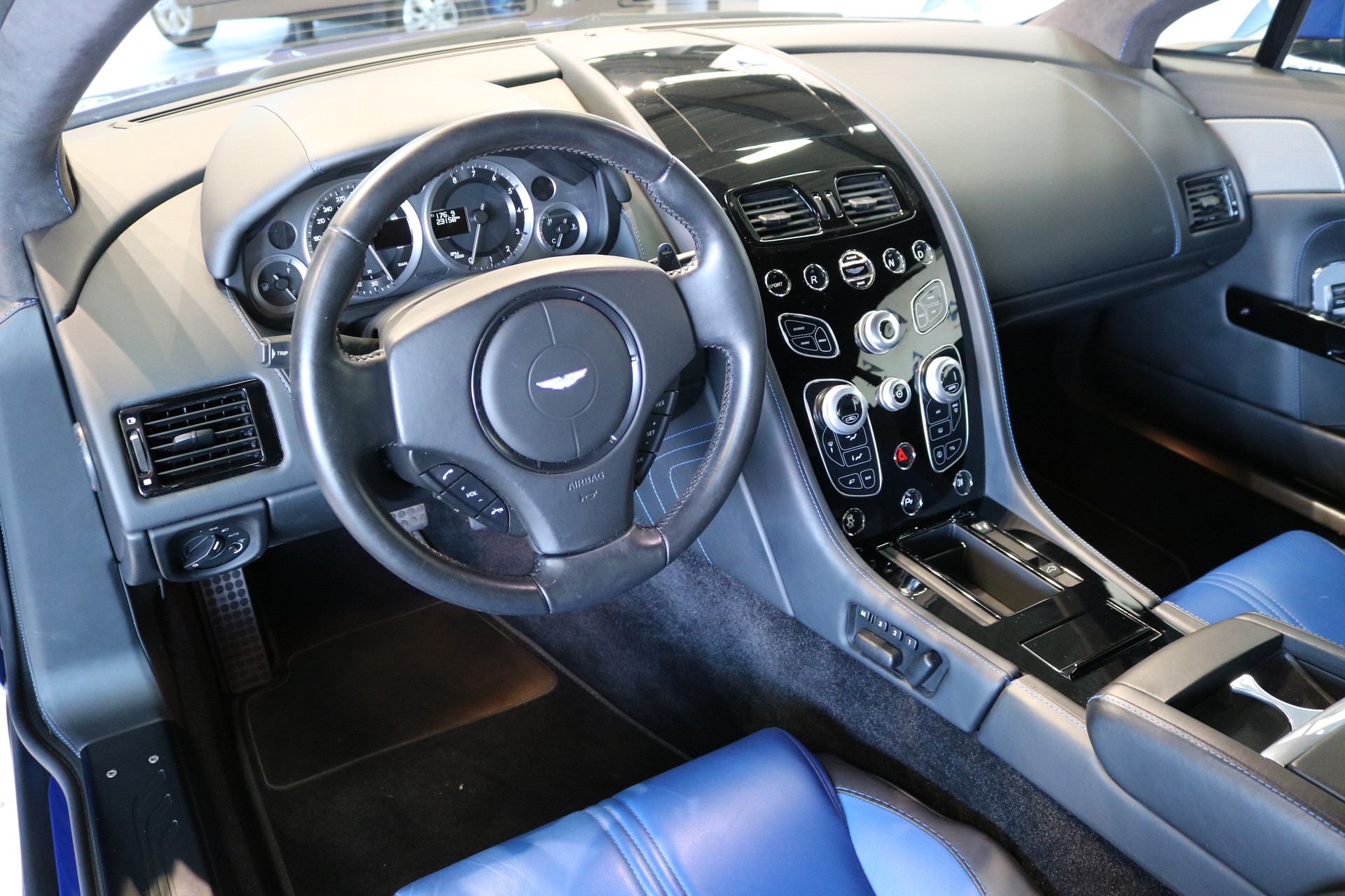 ASTON MARTIN V8 Vantage 4.7 S Sportshift-showroom-element-3